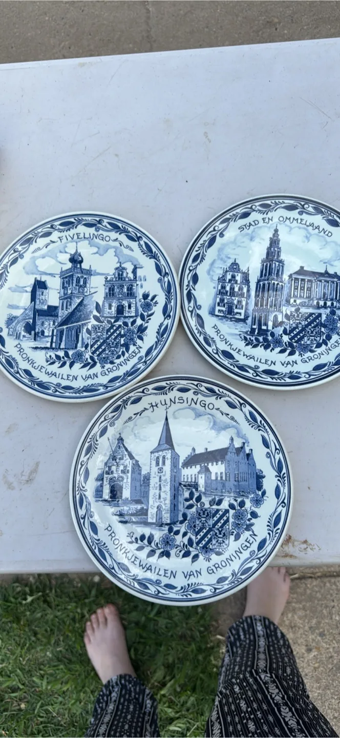 Set of three Delftware plates – Pronkjewailen van Groningen