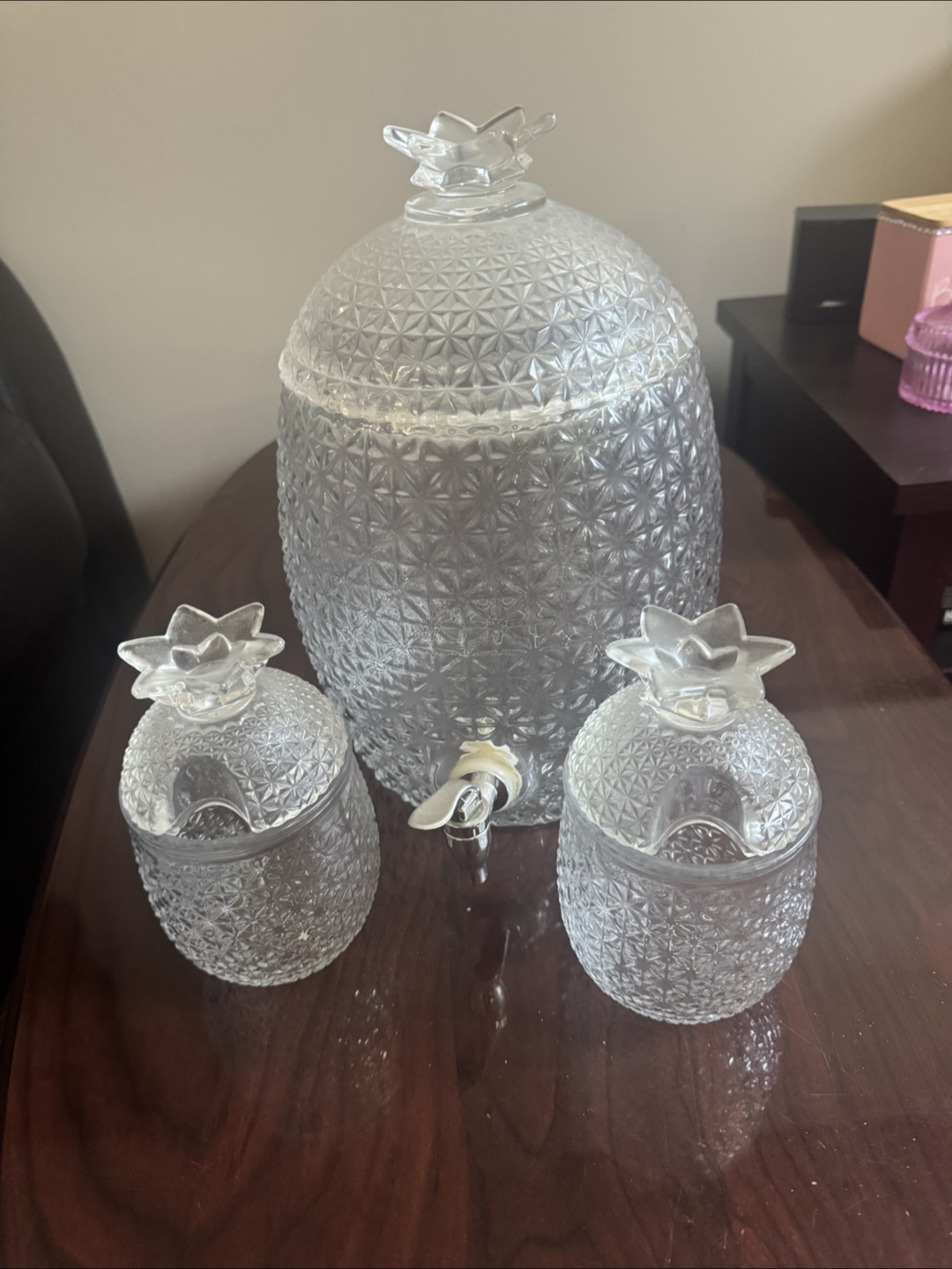 Pineapple-shaped beverage dispenser with two glasses - photo 3