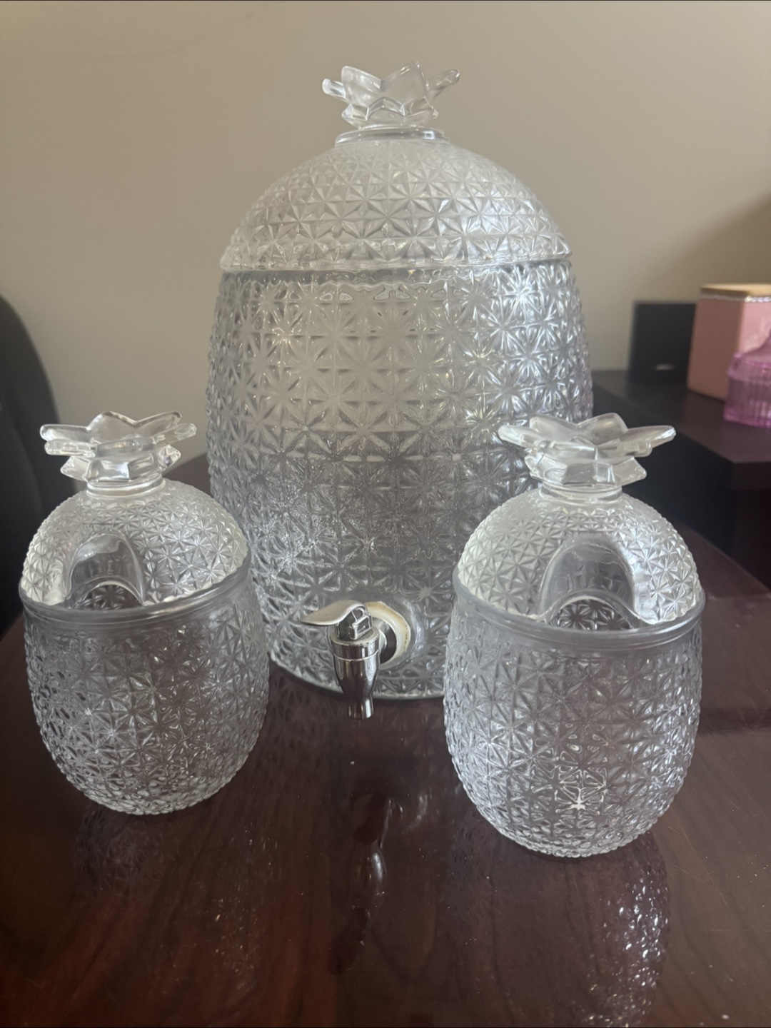 Pineapple-shaped beverage dispenser with two glasses