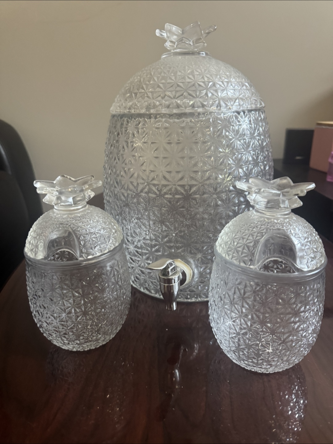 Pineapple-shaped beverage dispenser with two glasses - photo 2