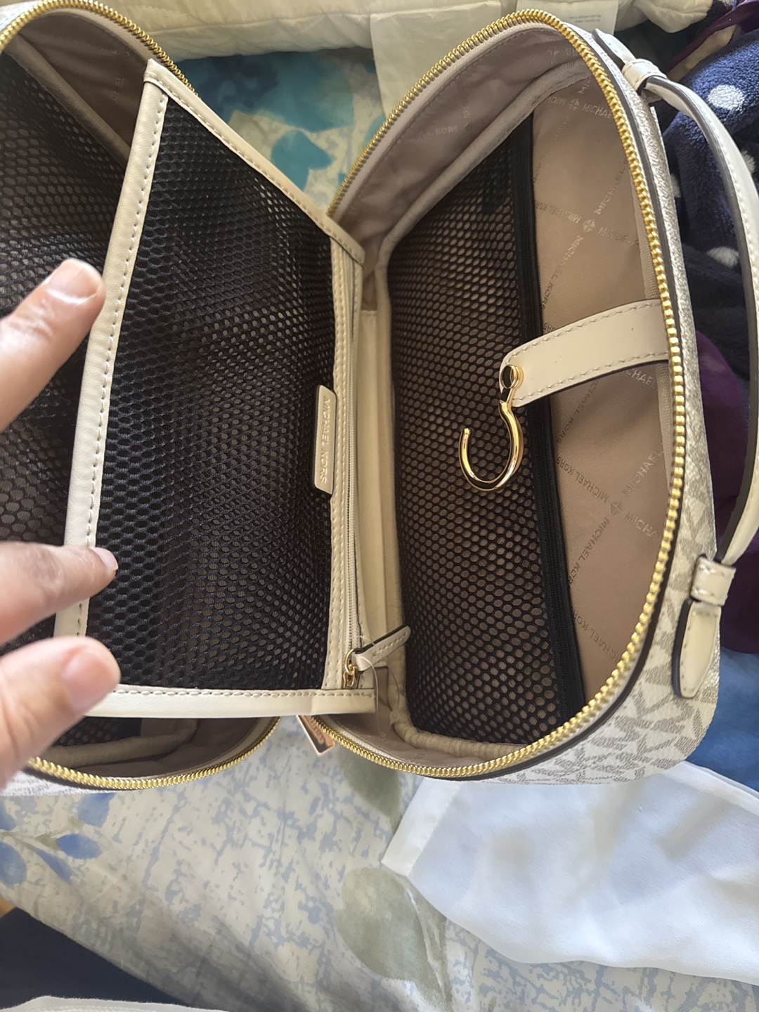 MK Travel Cosmetic Case - photo 3