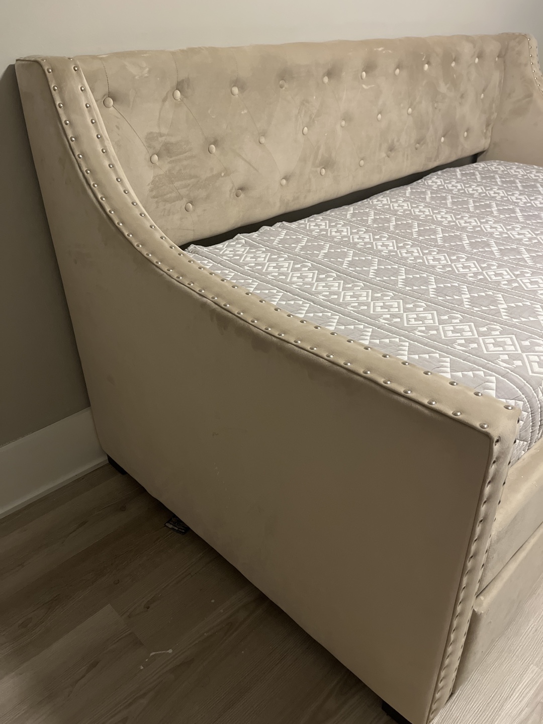 Beige Velvet Tufted Daybed - photo 3