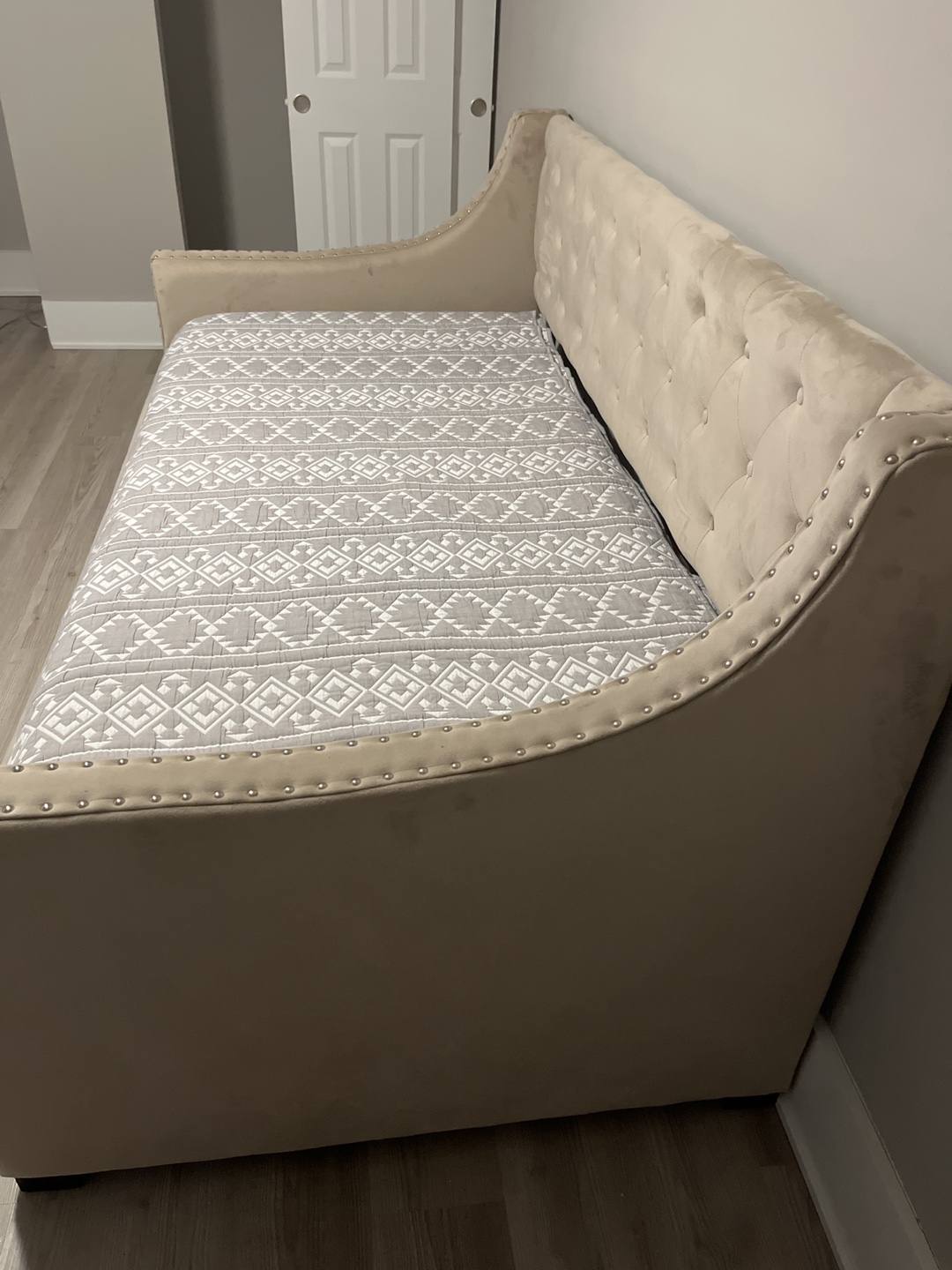 Beige Velvet Tufted Daybed - photo 2