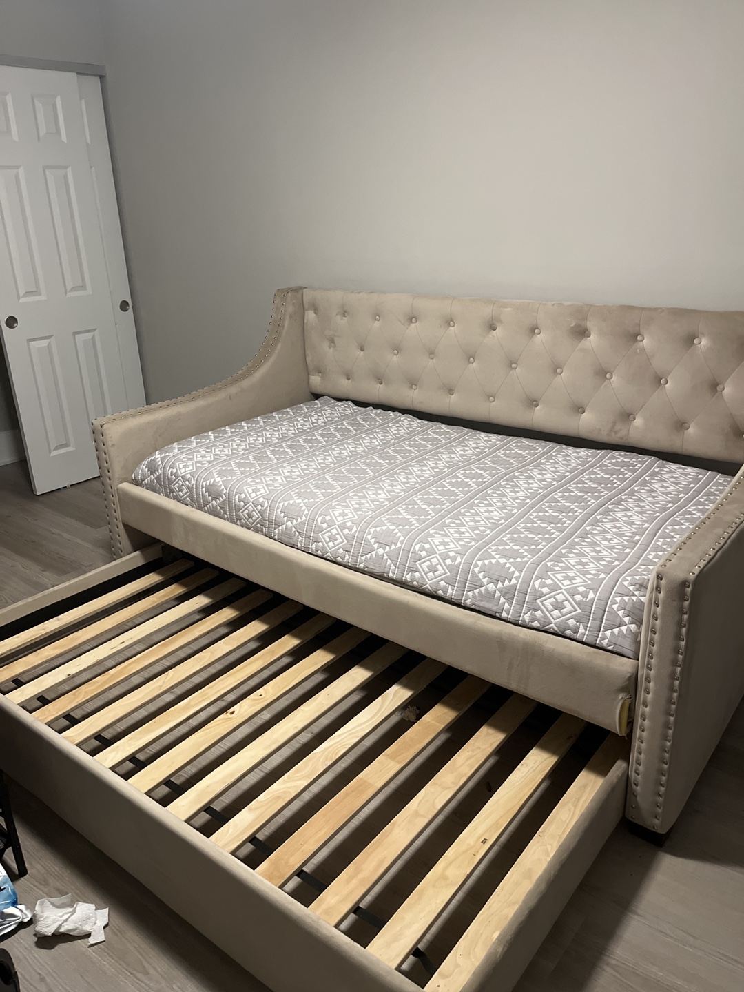 Beige Velvet Tufted Daybed - photo 4