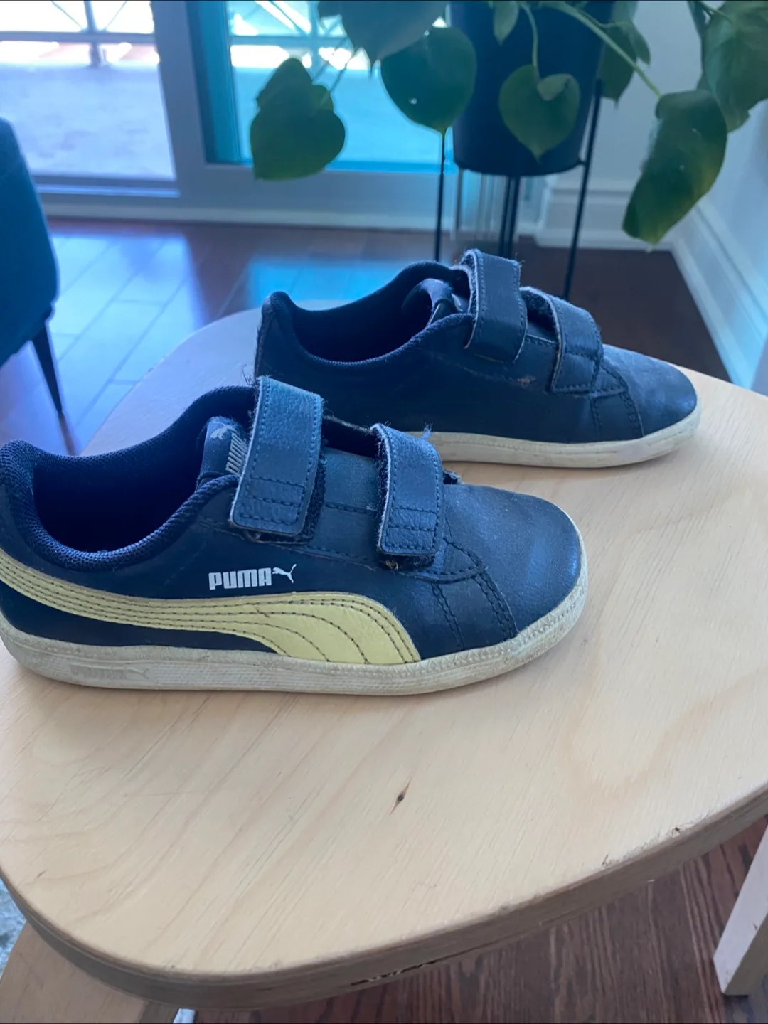 Puma Toddler Velcro Sneakers Size 9.5C image indicator(2)
