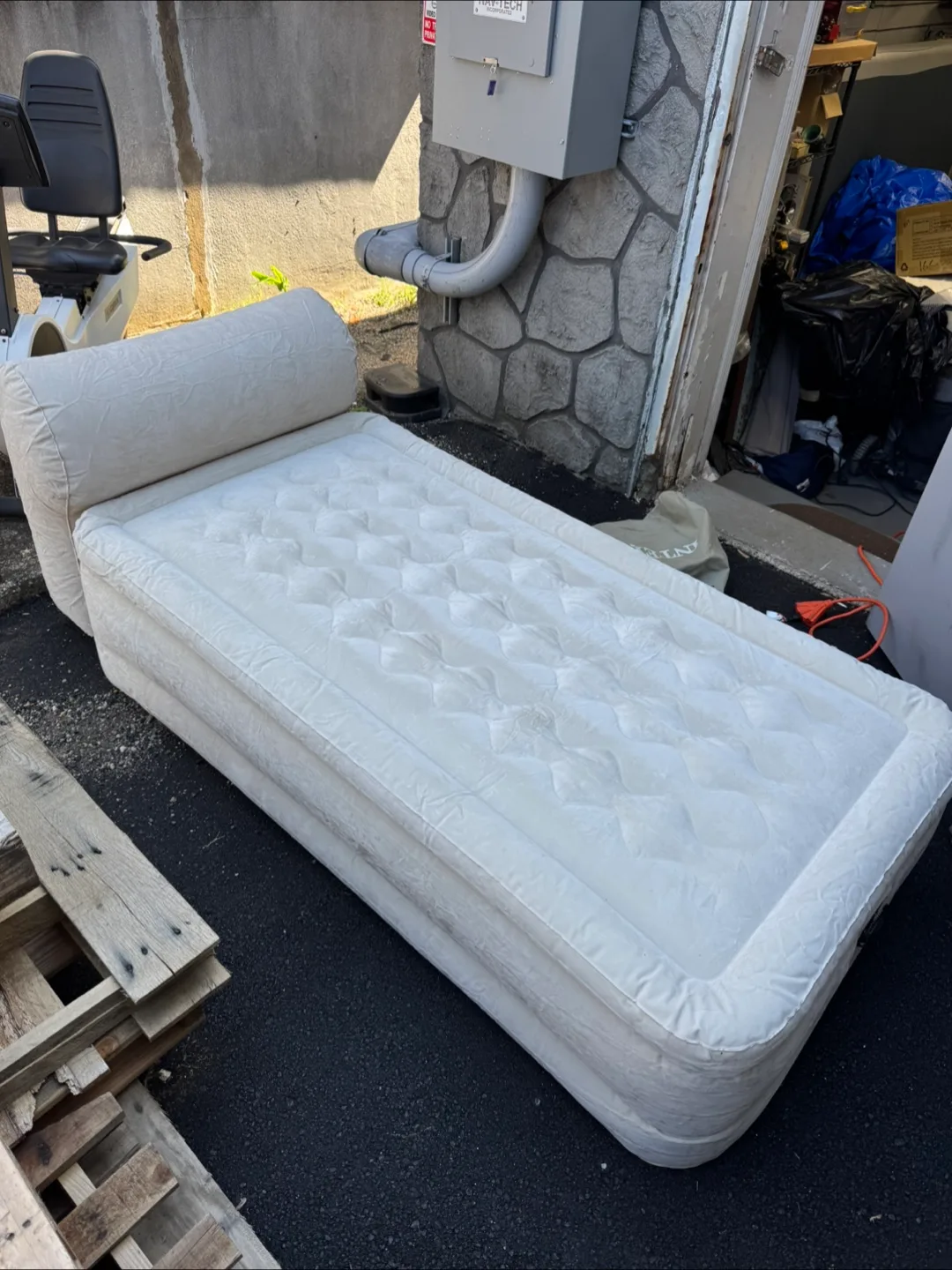 Intex Headboard 18 inch Twin Air Mattress with Built-in Pump thumbnail