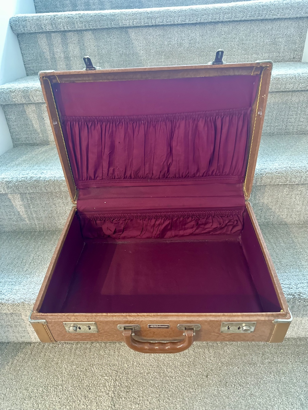 Vintage Travel Suitcase - Excellent Condition - photo 4