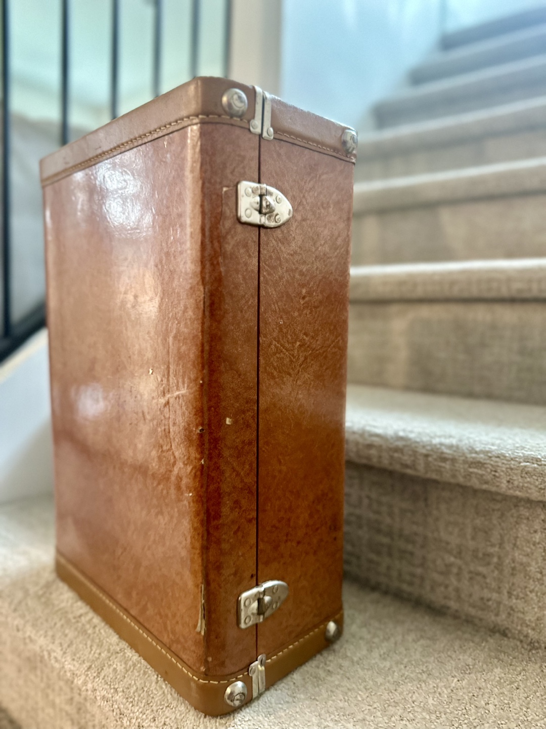 Vintage Travel Suitcase - Excellent Condition - photo 2