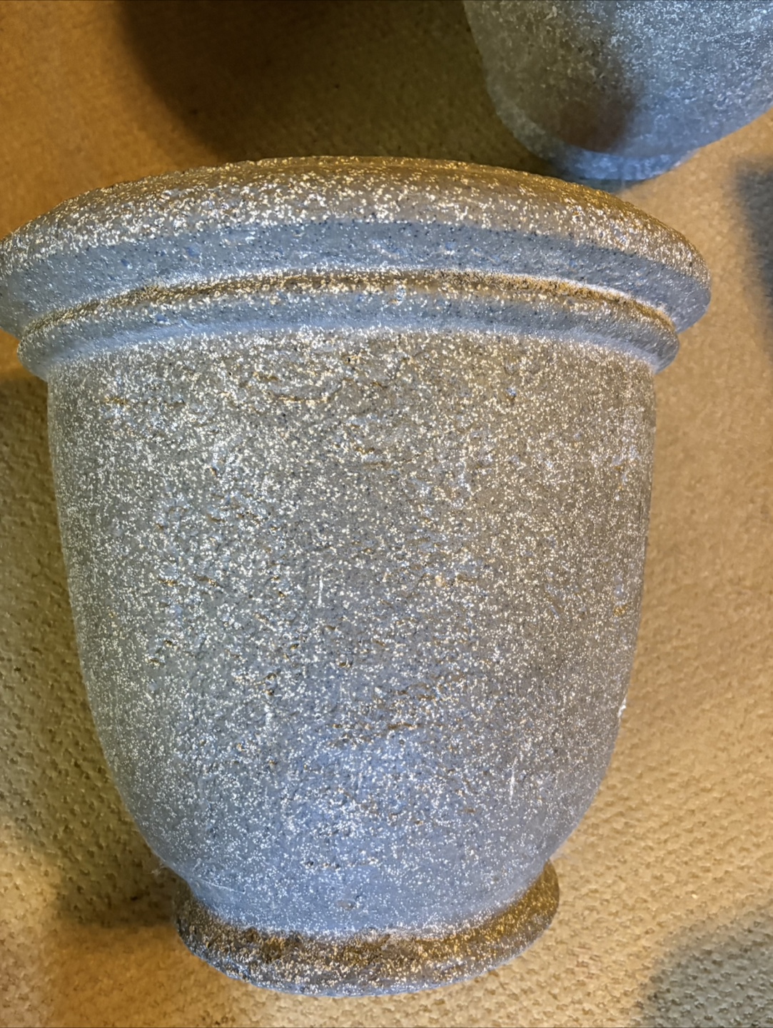 Set of 2 grey resin planters - photo 2
