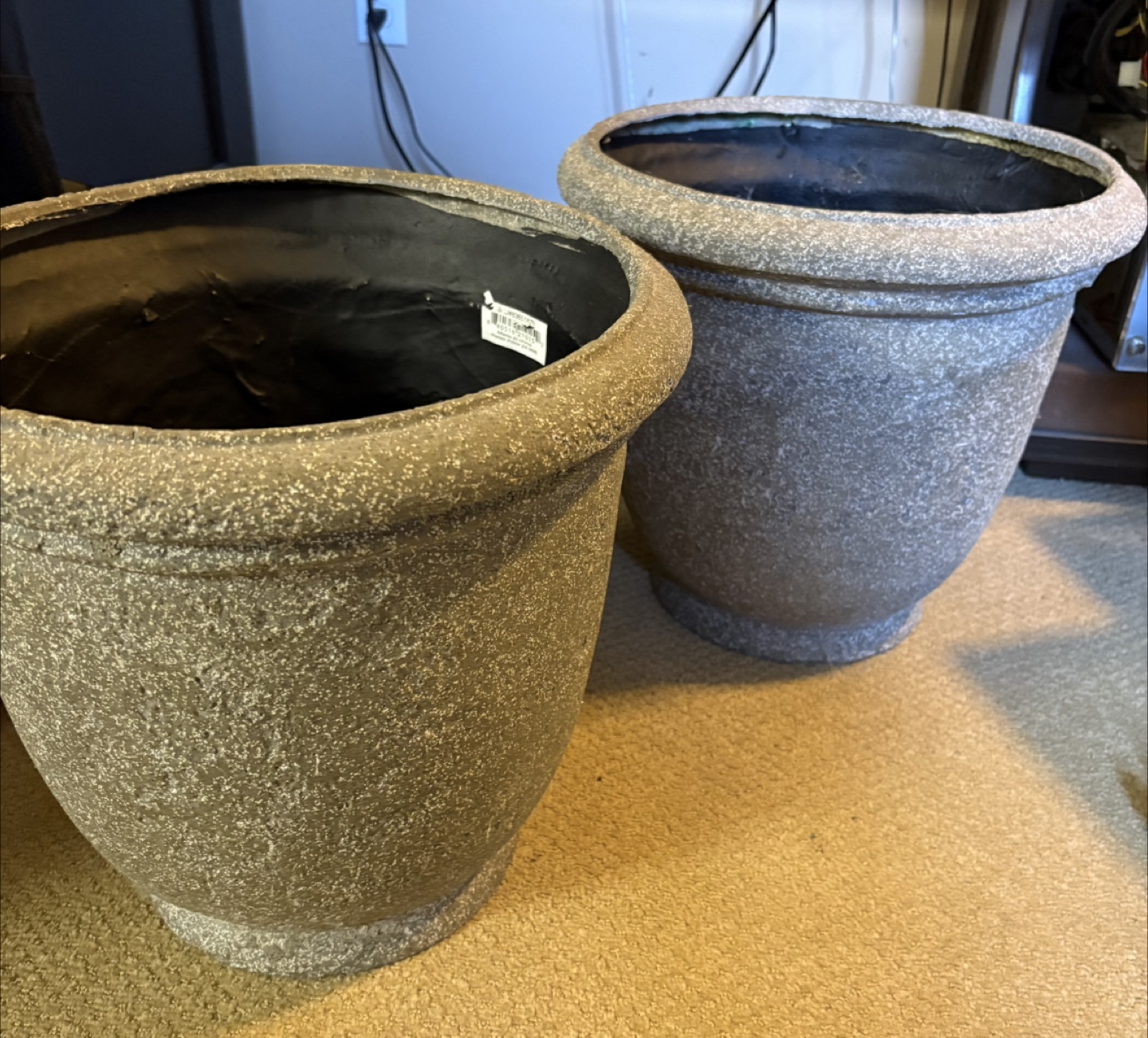 Set of 2 grey resin planters