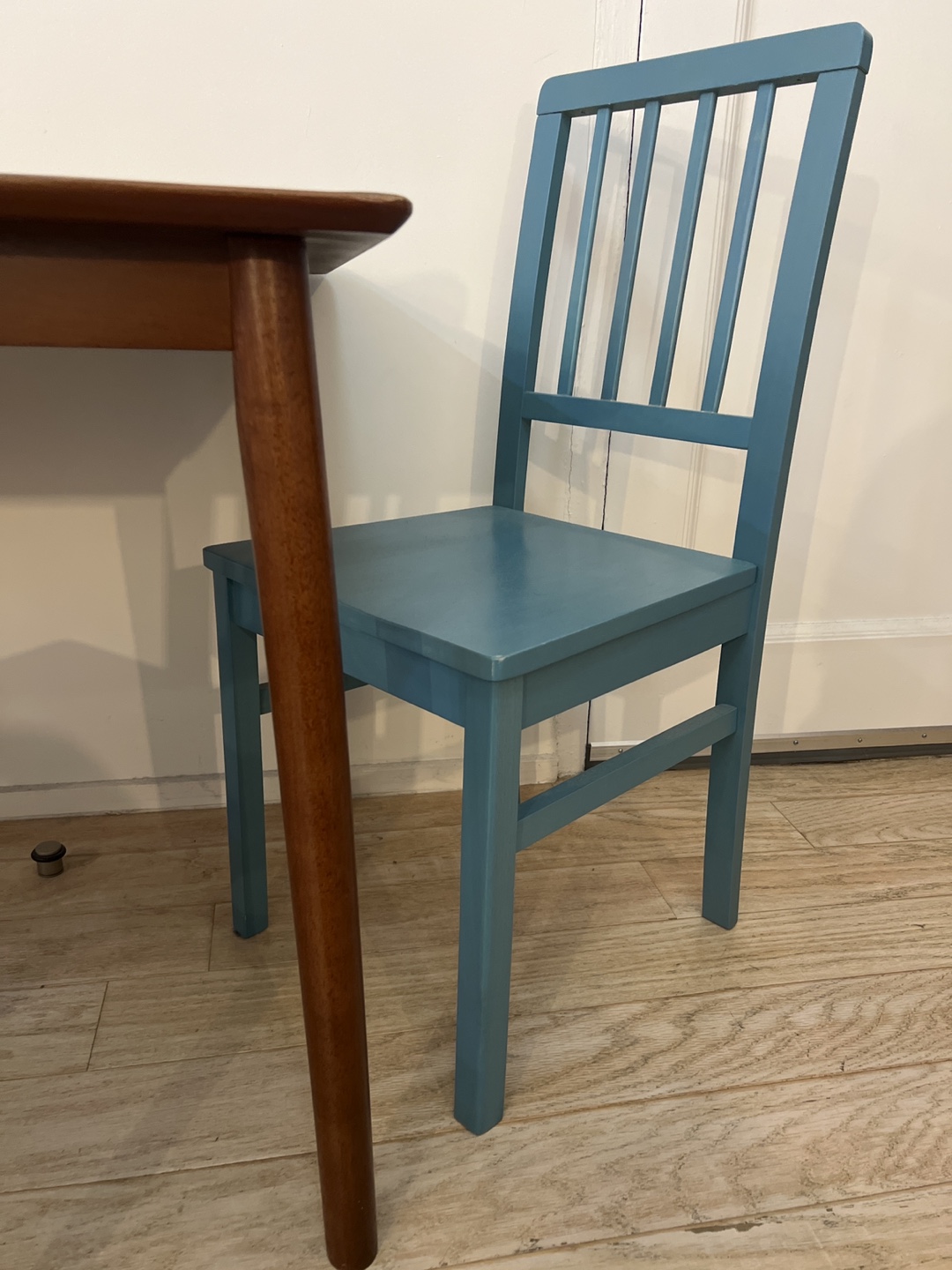 3-Piece Dining Set: Modern Wooden Table and Three Chairs - photo 4