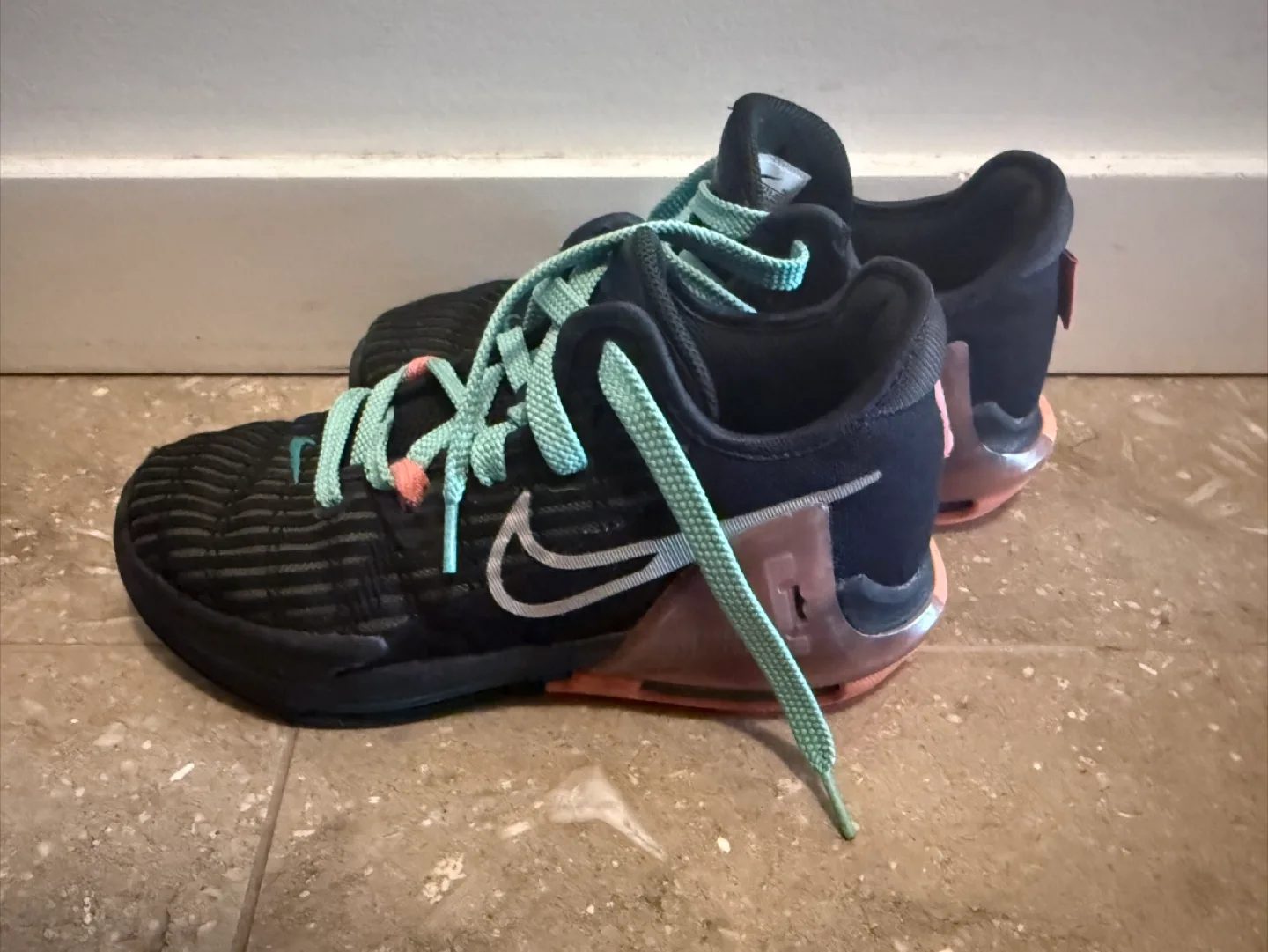 #Freecycle Nike LeBron Witness 5 Basketball Shoes - size 4 US thumbnail