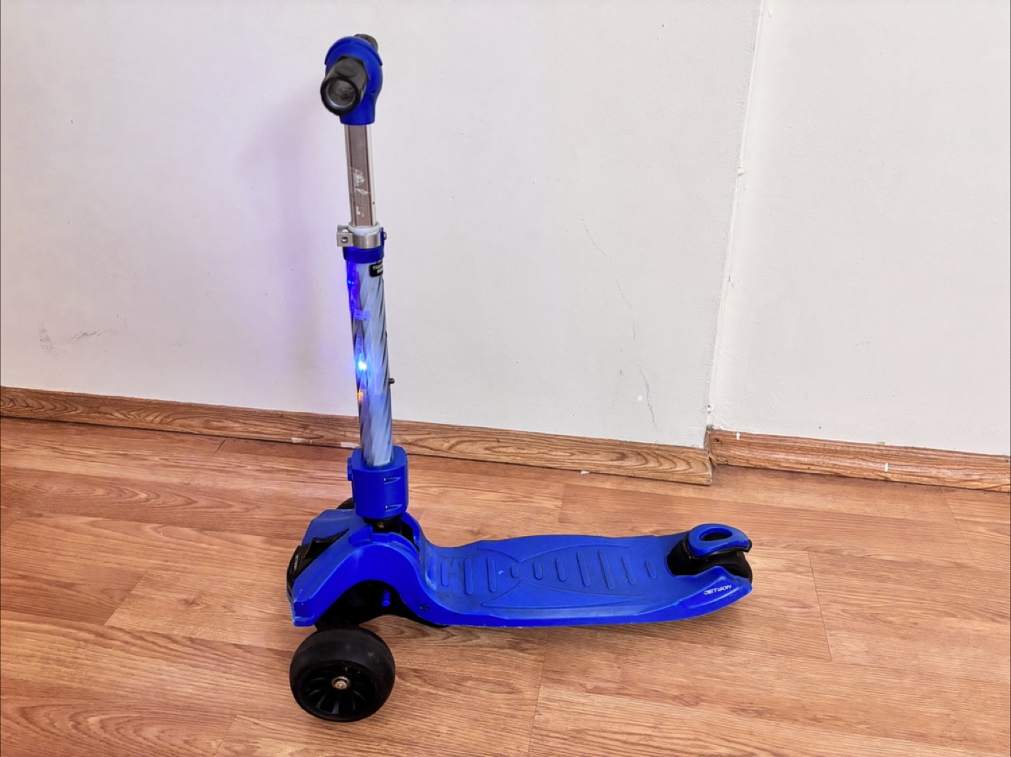 Jetson Saturn Kids' Blue LED Light-Up Scooter - photo 2