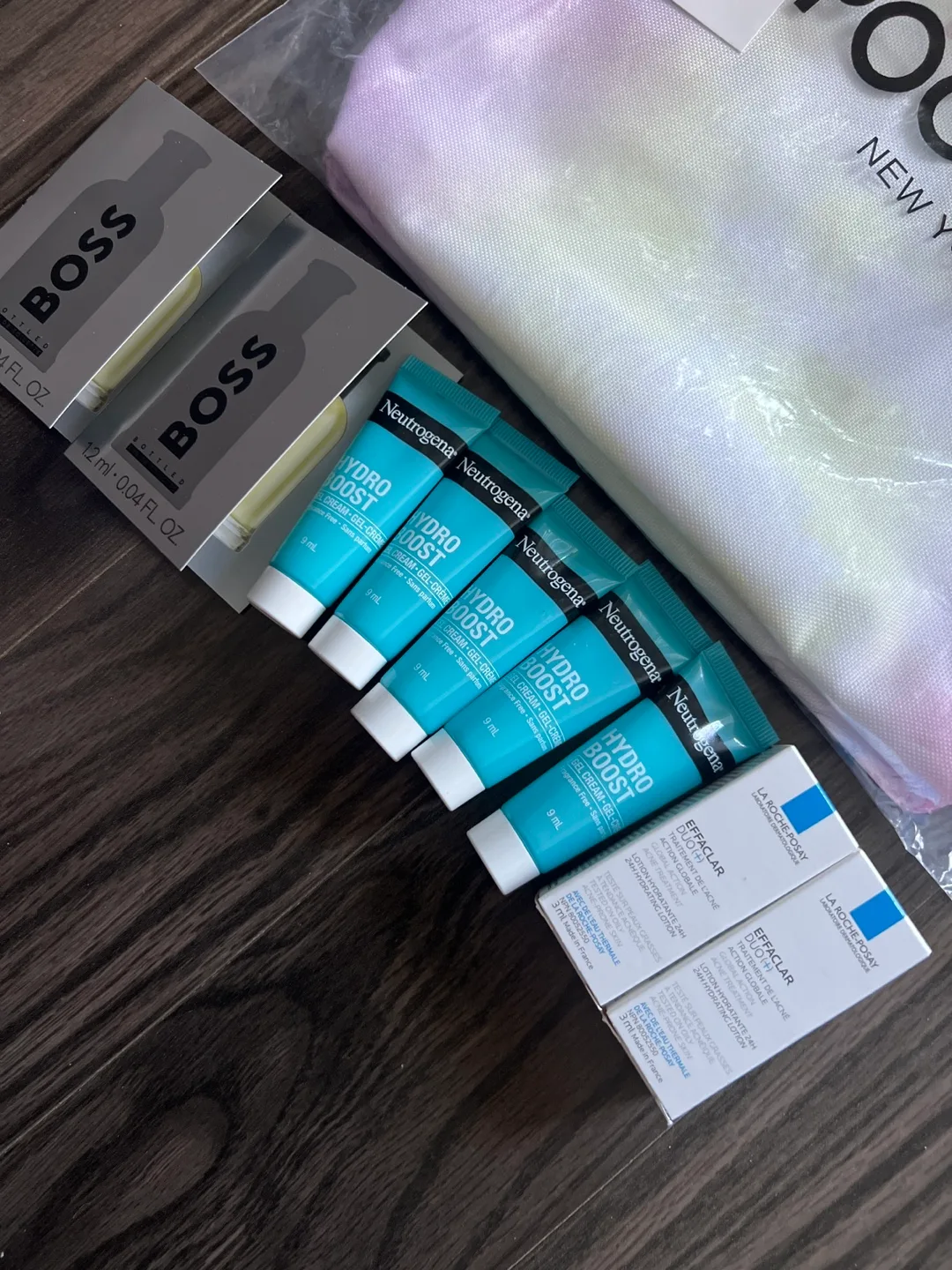 Poolside New York pouch with luxury travel sizes image indicator(2)