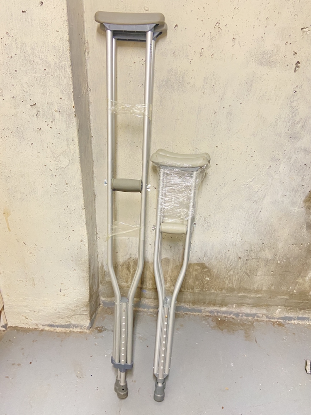 Pair of Adult Underarm Crutches - photo 2