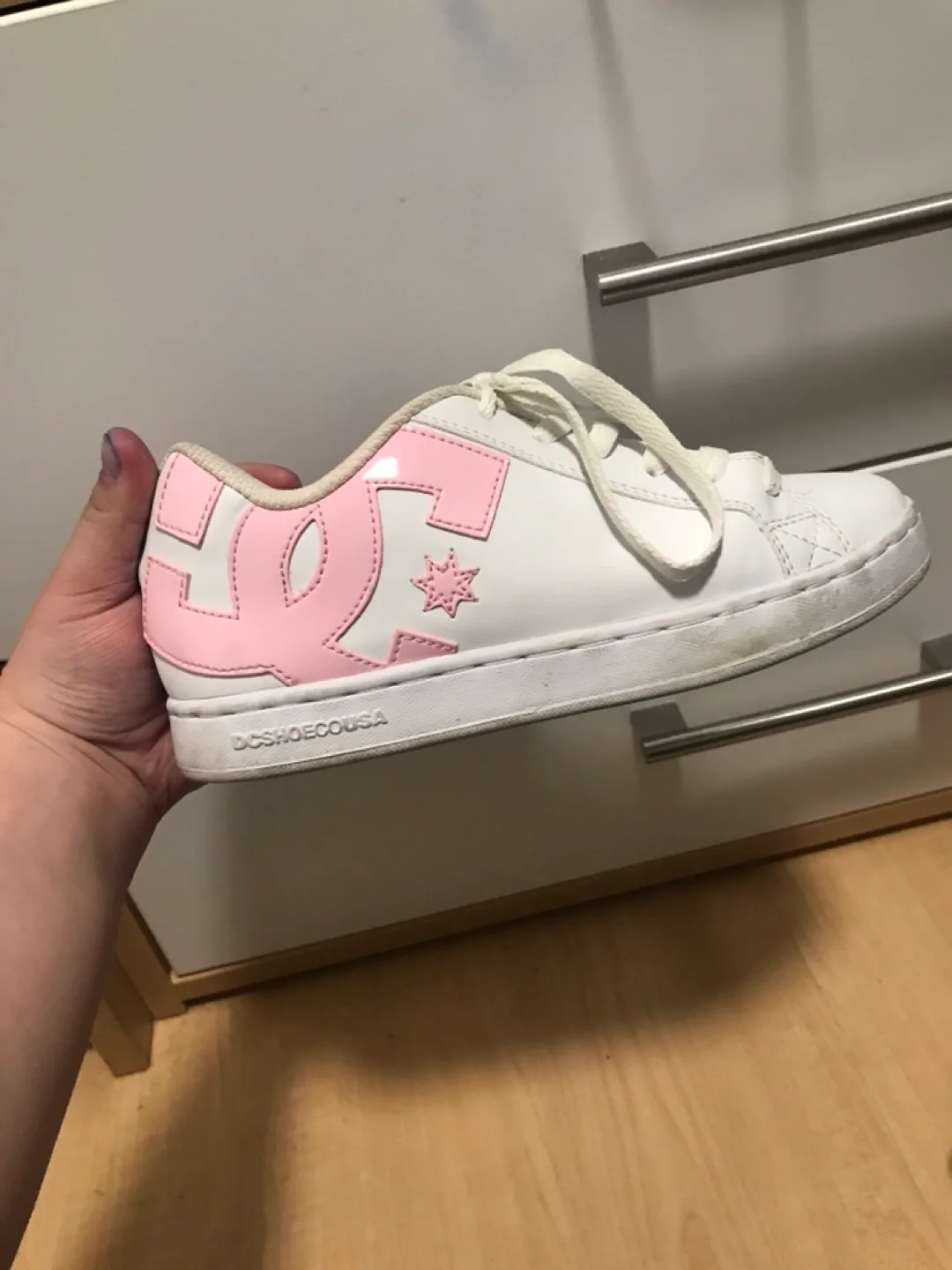 DC Shoes Women's White and Pink Sneakers image indicator(3)