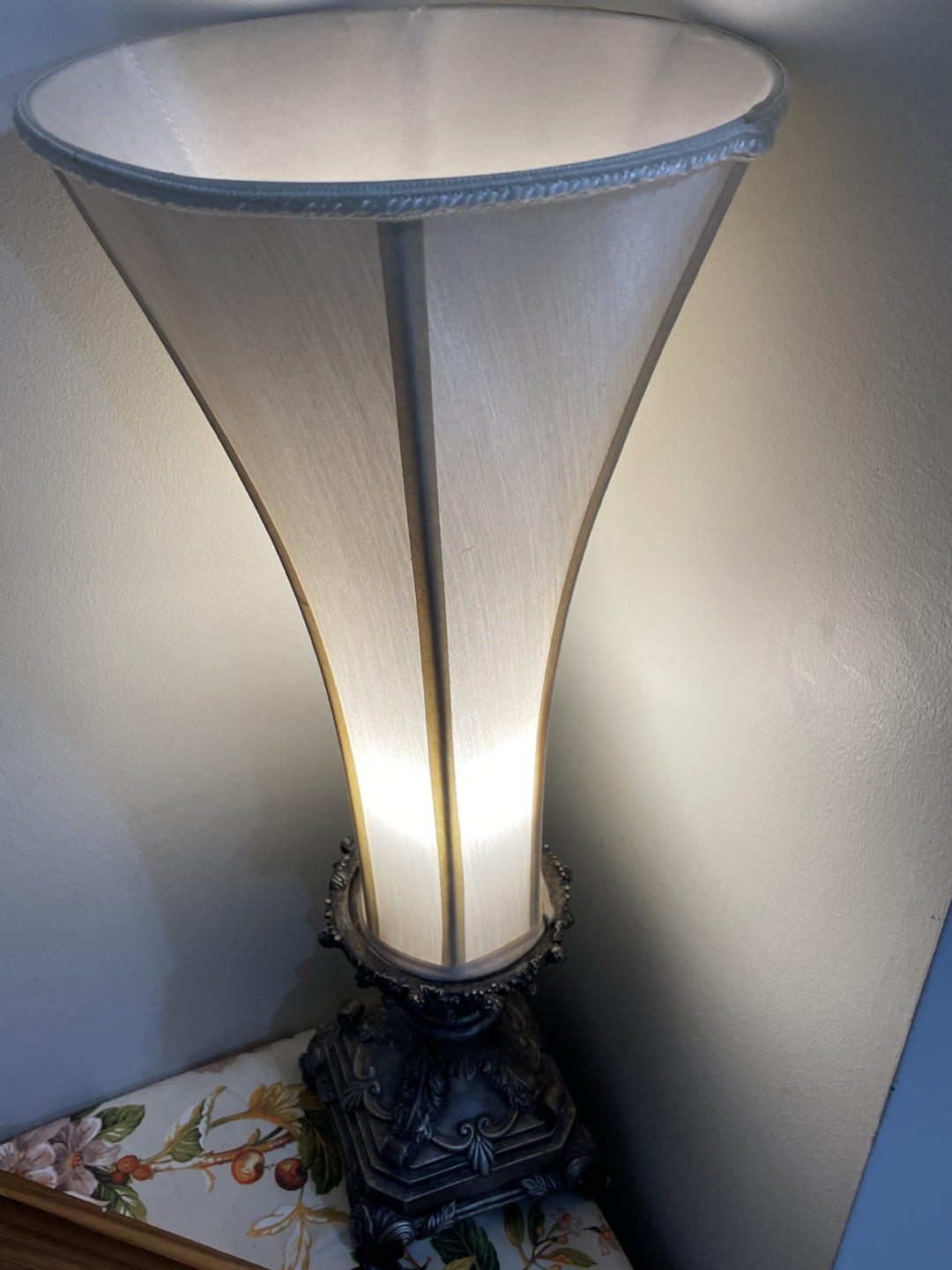 Elegant Table Lamp with Ornate Base and Cream Shade - photo 2