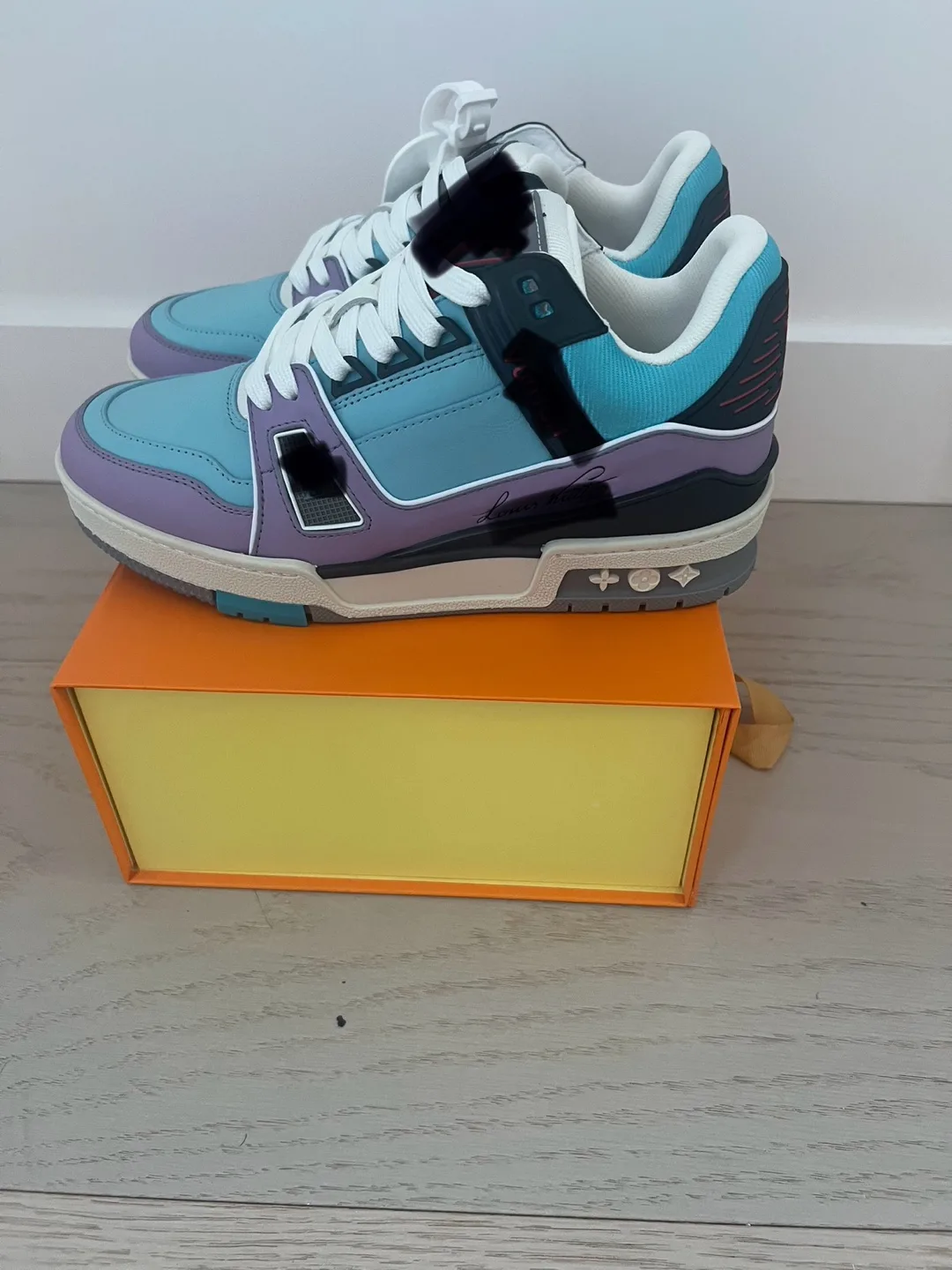Sneaker thumbnail