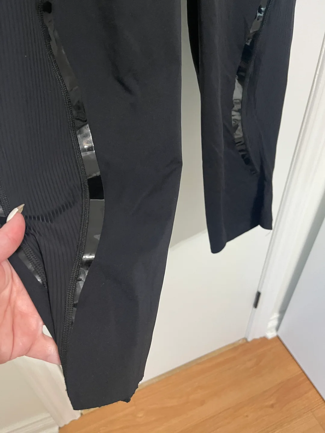 Lululemon sz 12 Gloss Trim Run Super High-Rise Crop 17" image indicator(5)