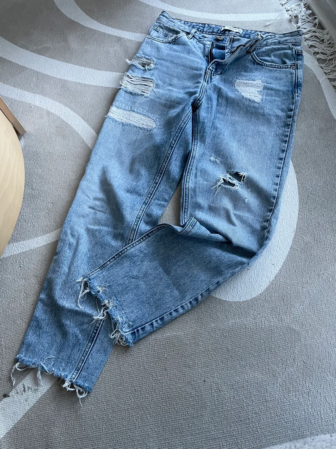 Pull&Bear Light Wash Distressed Jeans thumbnail