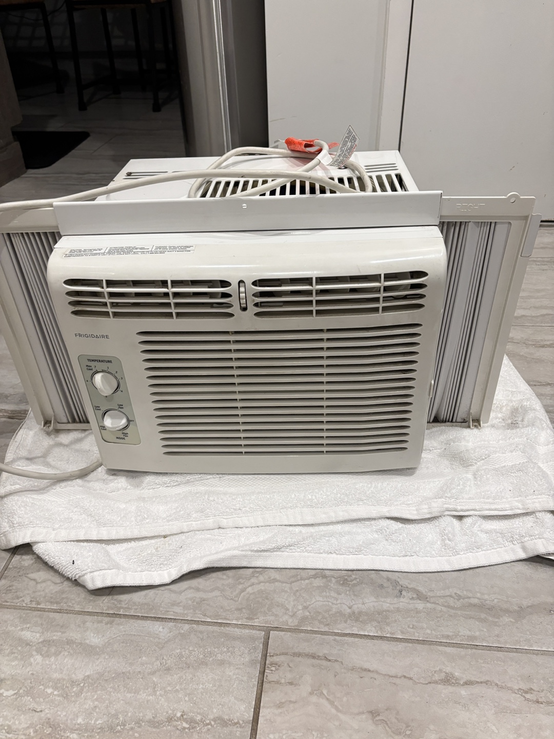 Frigidaire 5000 BTU Window Air Conditioner - photo 2