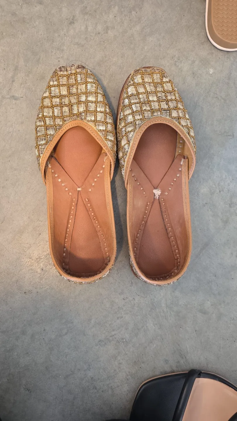 Embroidered Juttis - Gold thumbnail