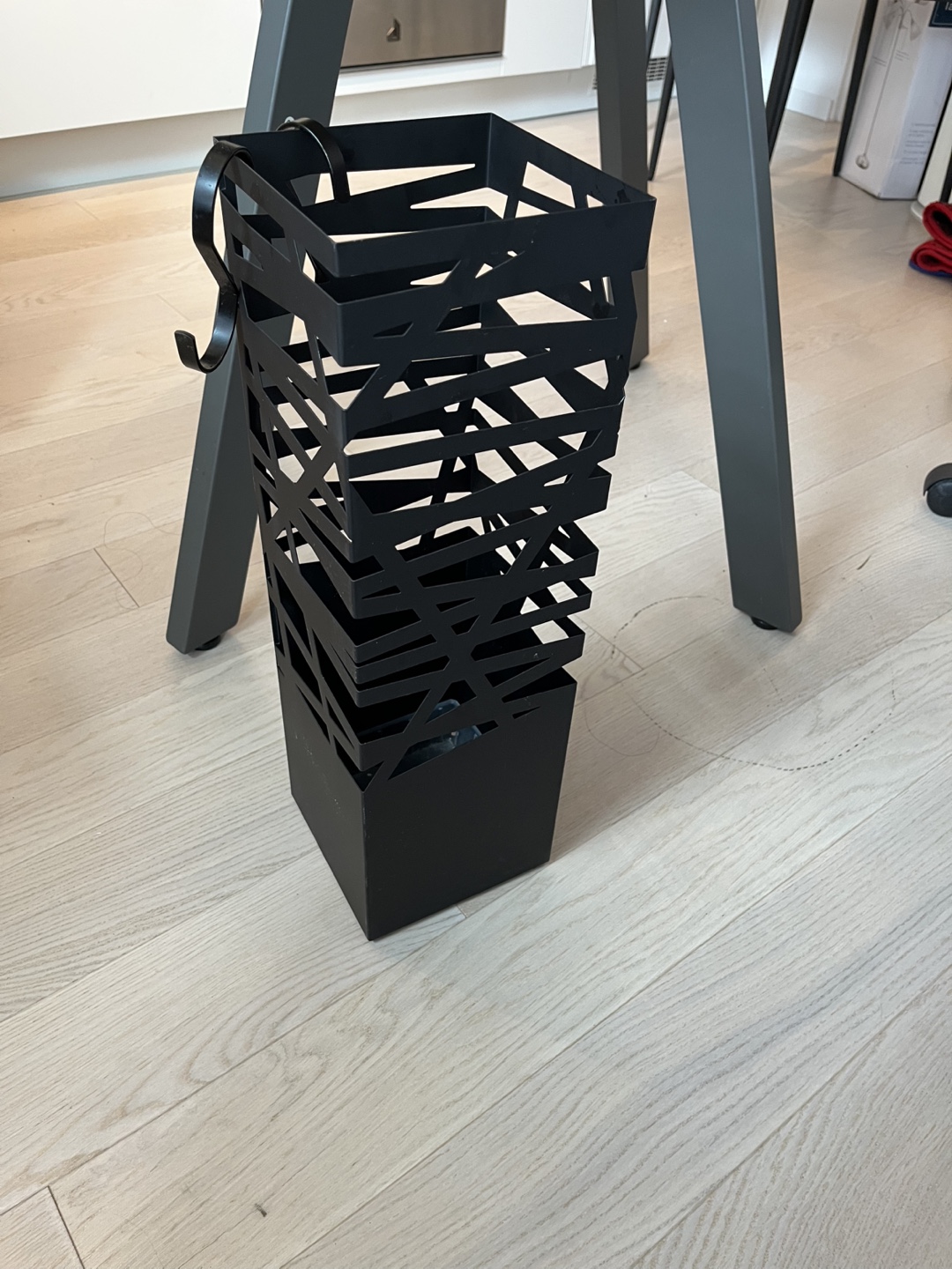 Black Metal Umbrella Stand - photo 4