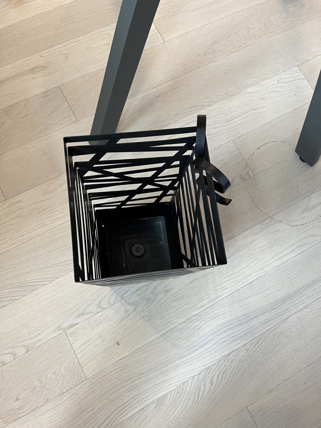 Black Metal Umbrella Stand - photo 3