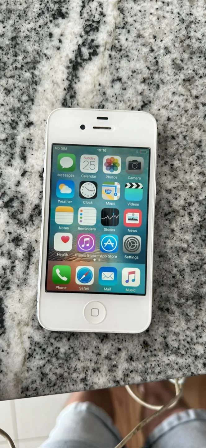 White iPhone 4 for parts or repair thumbnail