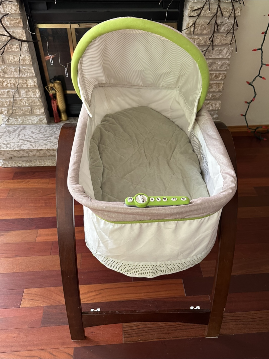 Baby bassinet with stand, music, and vibration - photo 2