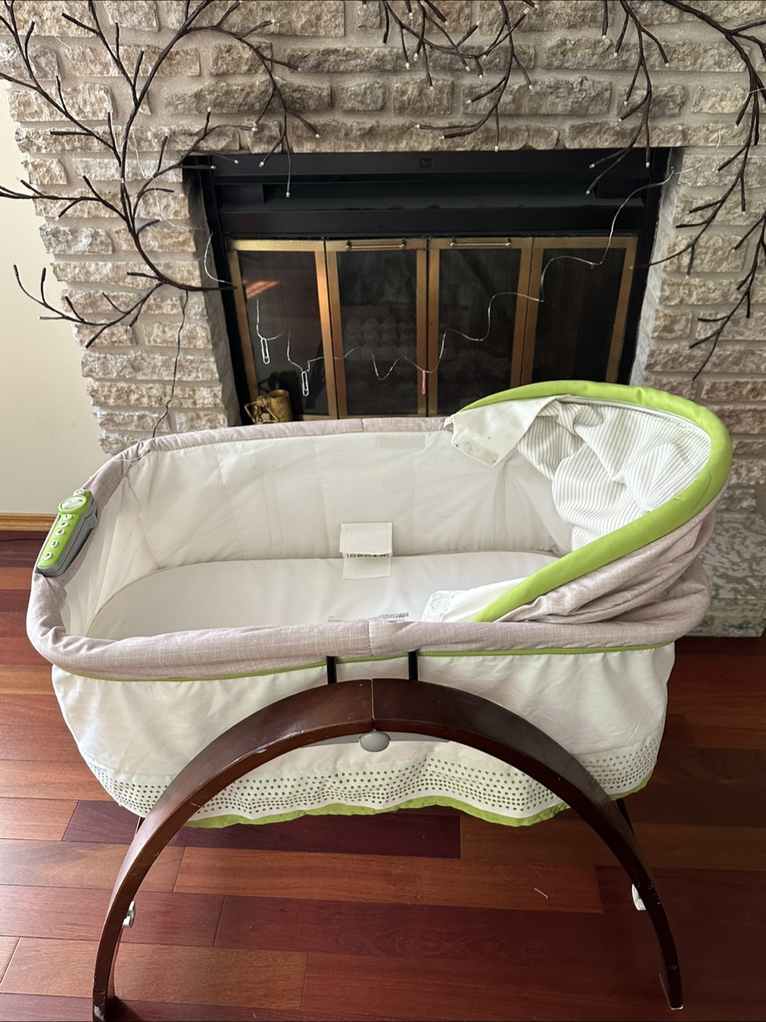 Baby bassinet with stand, music, and vibration - photo 5