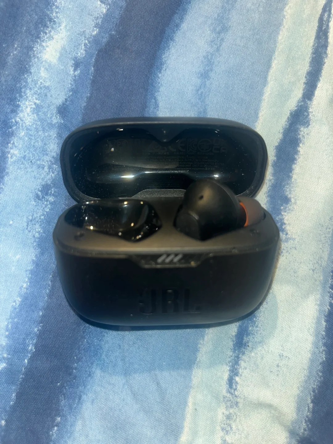 JBL Tune 225TWS True Wireless Earbuds image indicator(2)