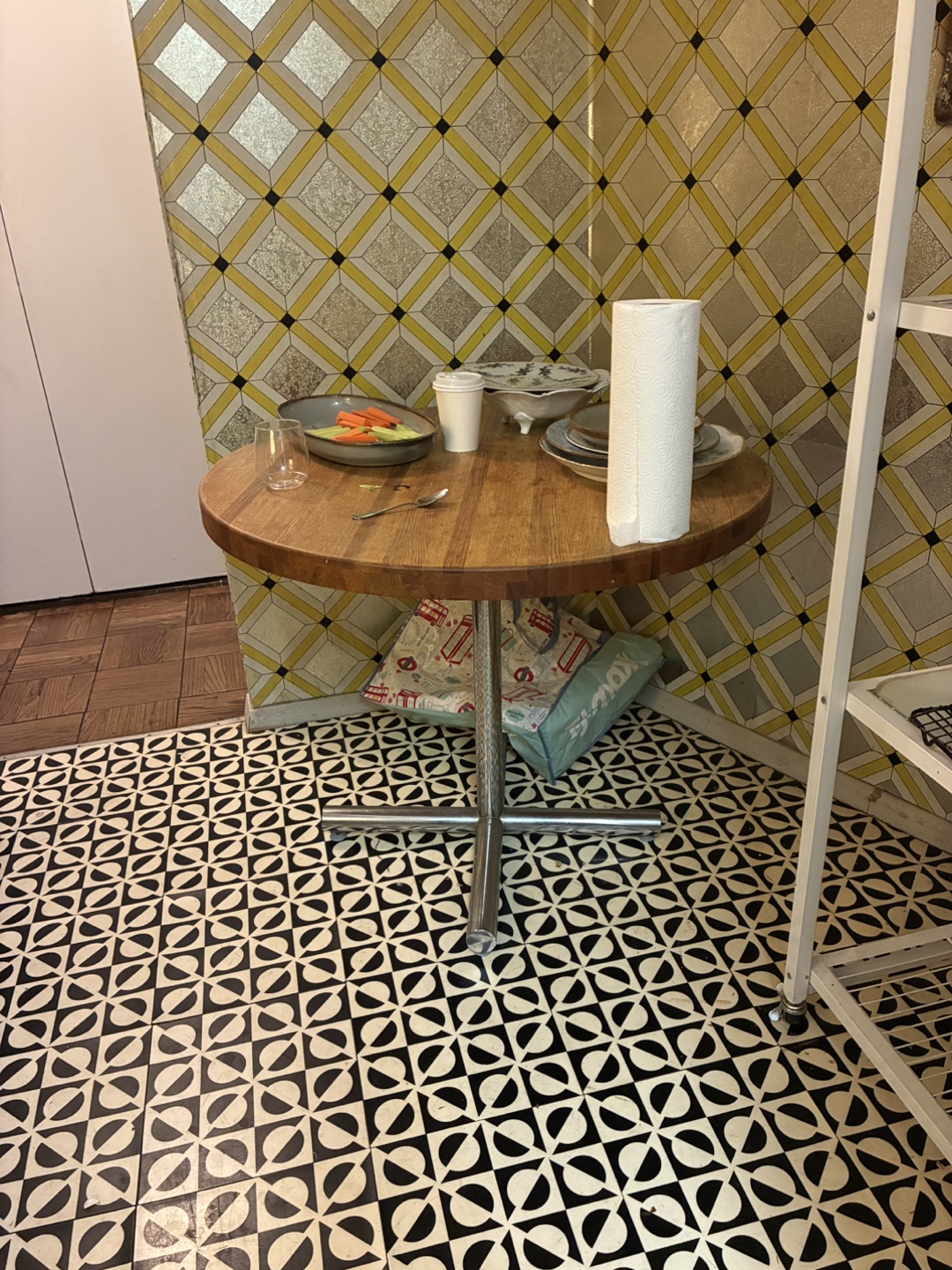 Free Round Table - photo 2