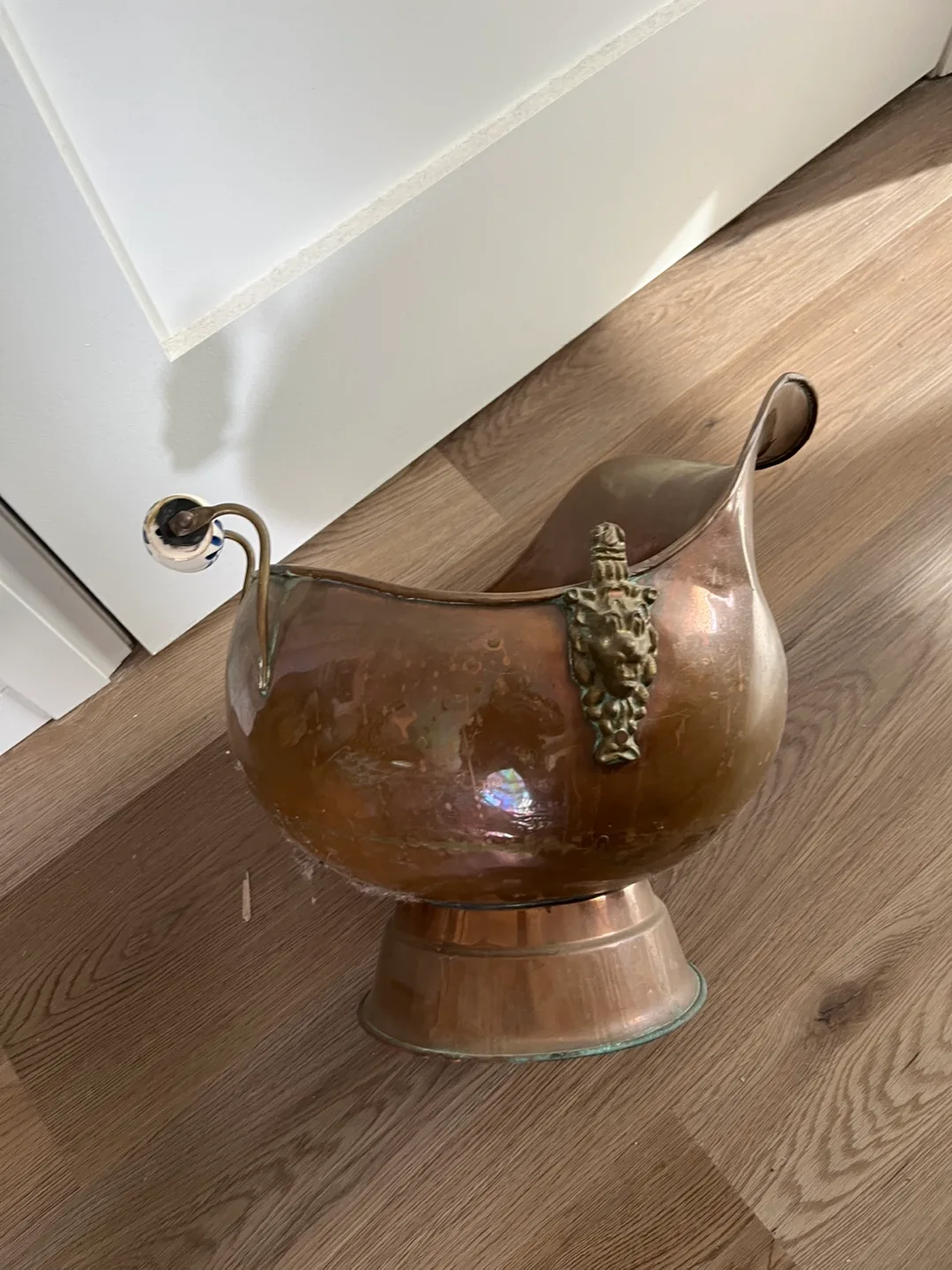 Antique Copper Coal Hod with Delftware Handle image indicator(3)