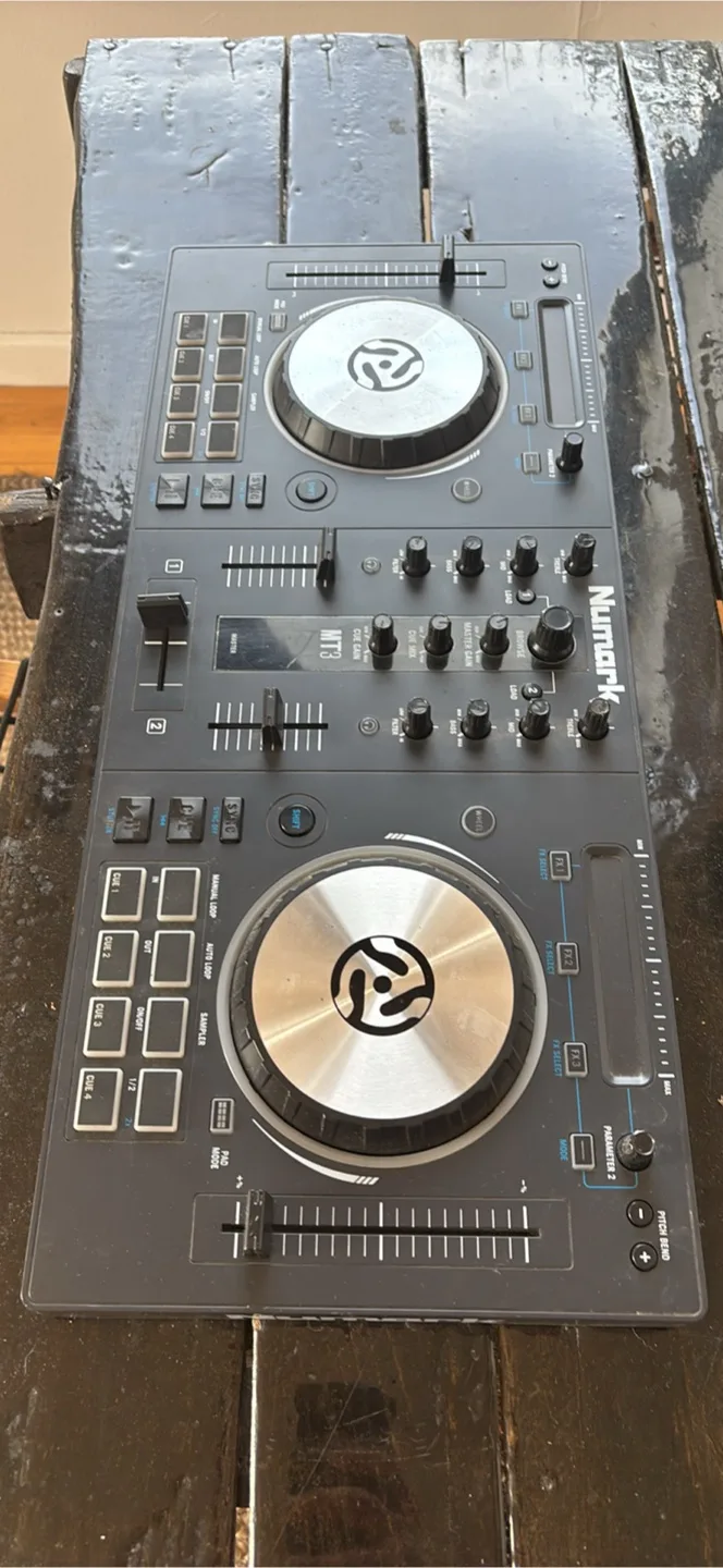 Numark MixTrack 3 DJ Controller thumbnail