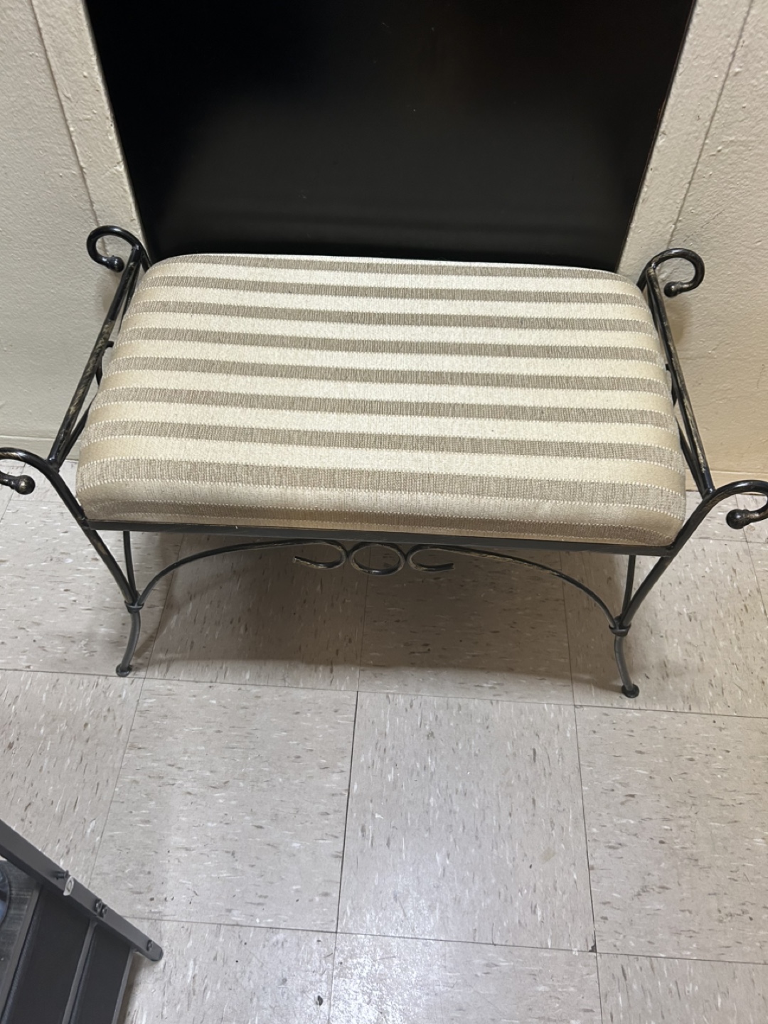 Vintage large stool. - photo 2