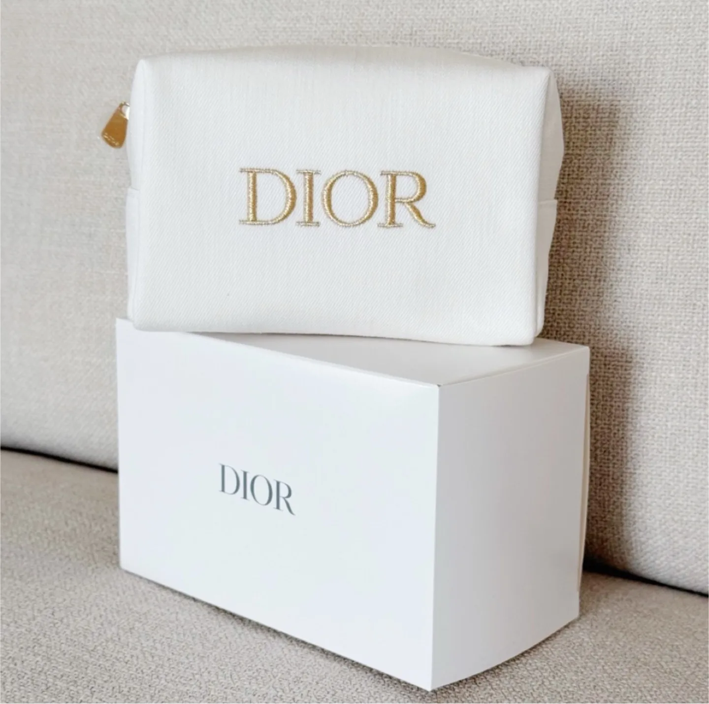 Dior White Cosmetic Bag image indicator(3)