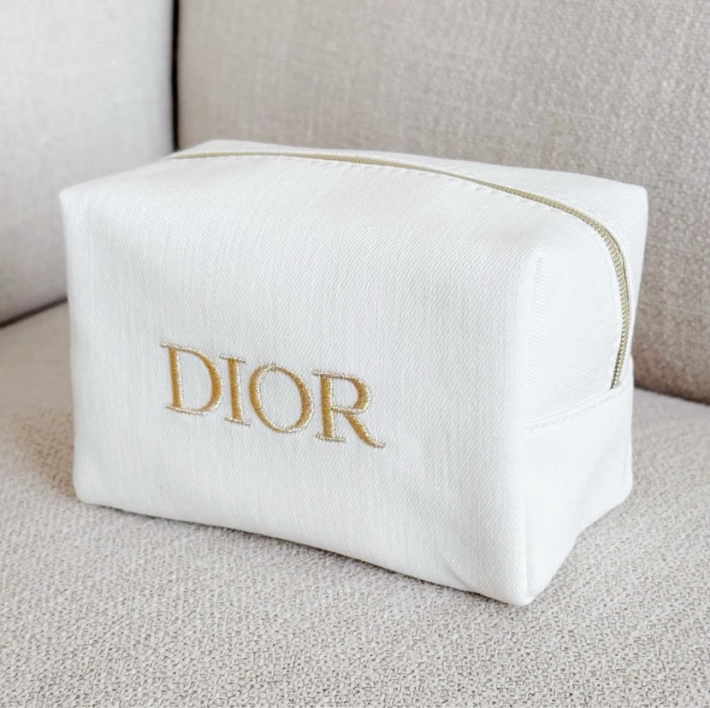 Dior White Cosmetic Bag image indicator(5)