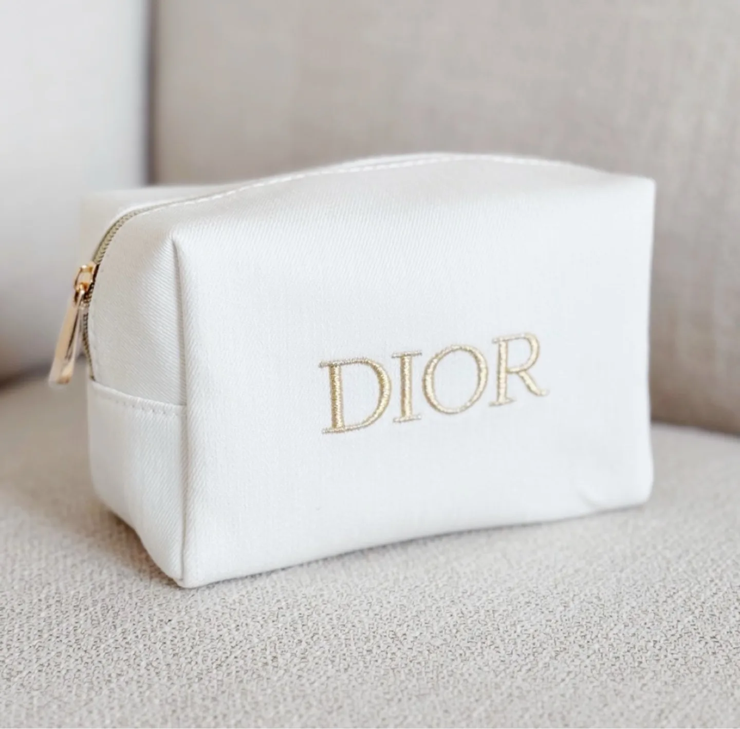Dior White Cosmetic Bag image indicator(6)