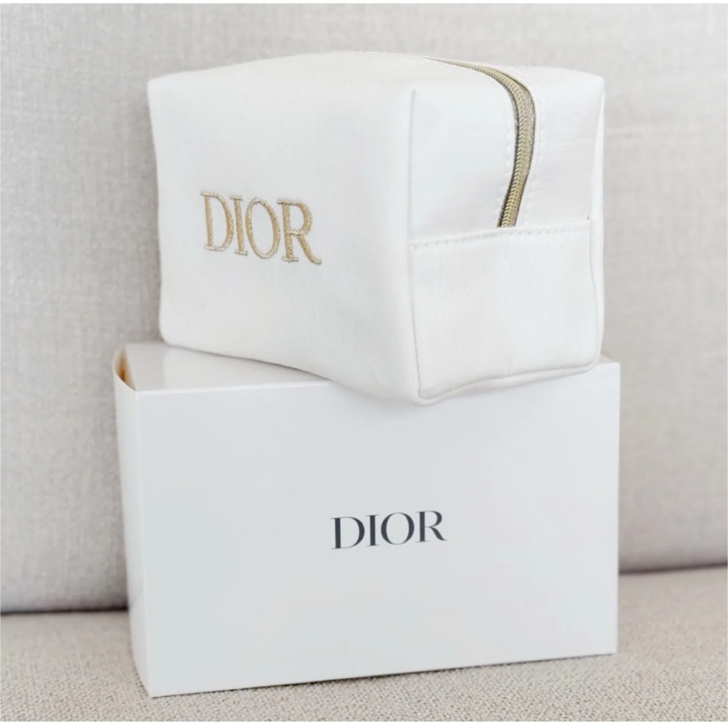 Dior White Cosmetic Bag image indicator(7)