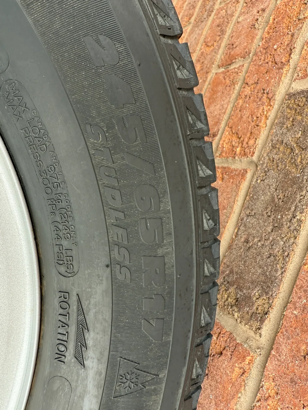 Michelin Latitude X-Ice Winter Tires with Rims - 215/65R17 image indicator(2)