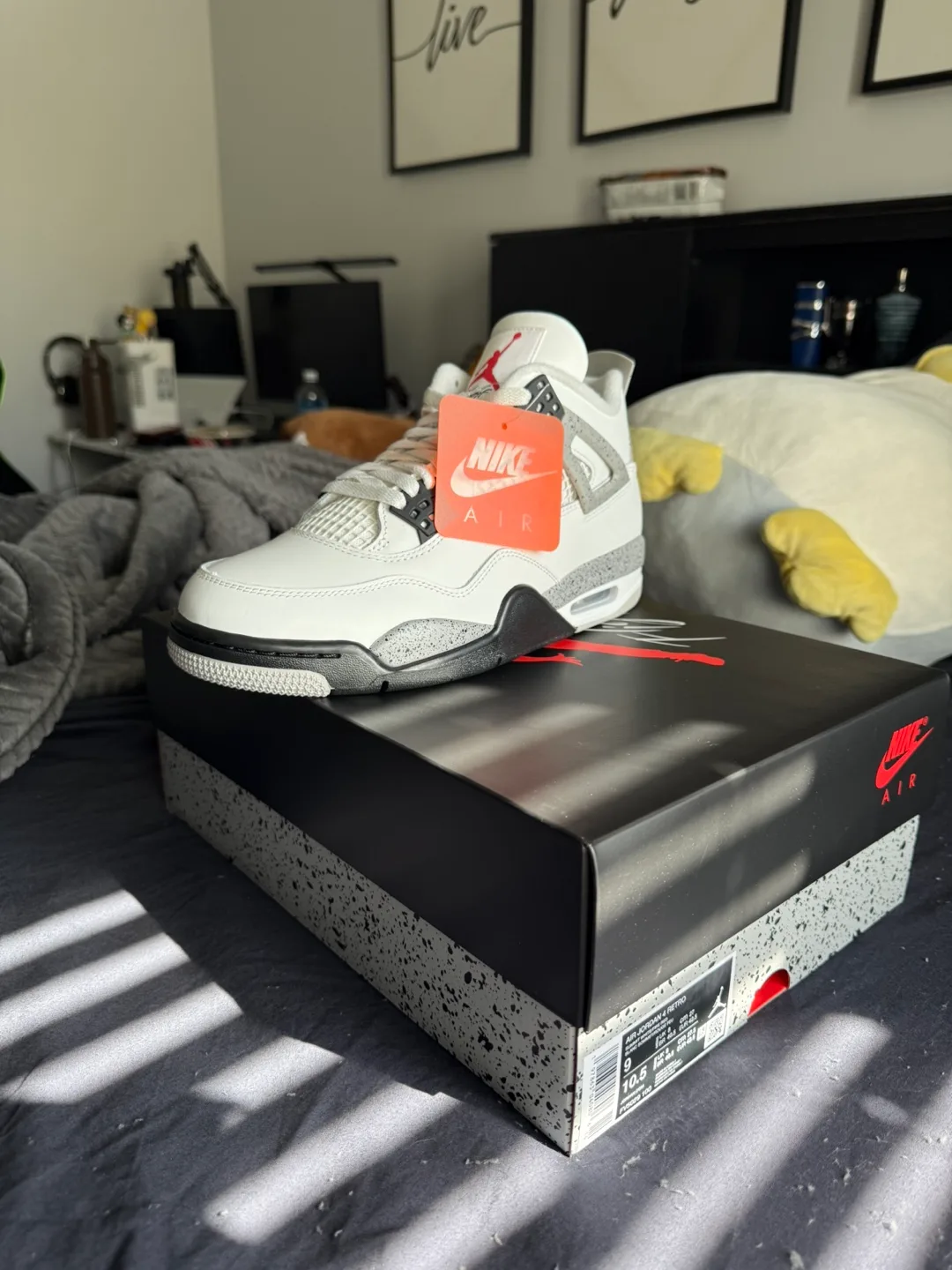 Jordan 4 White Cement, Size 9. image indicator(2)