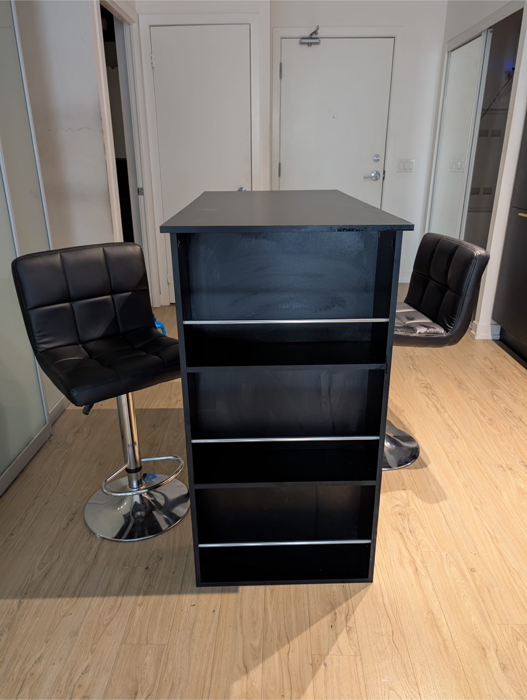 Mini bar with two chairs - photo 2
