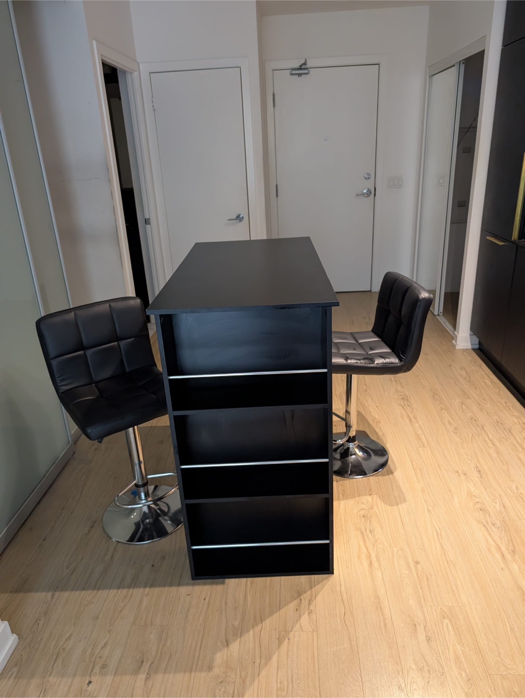 Mini bar with two chairs - photo 3