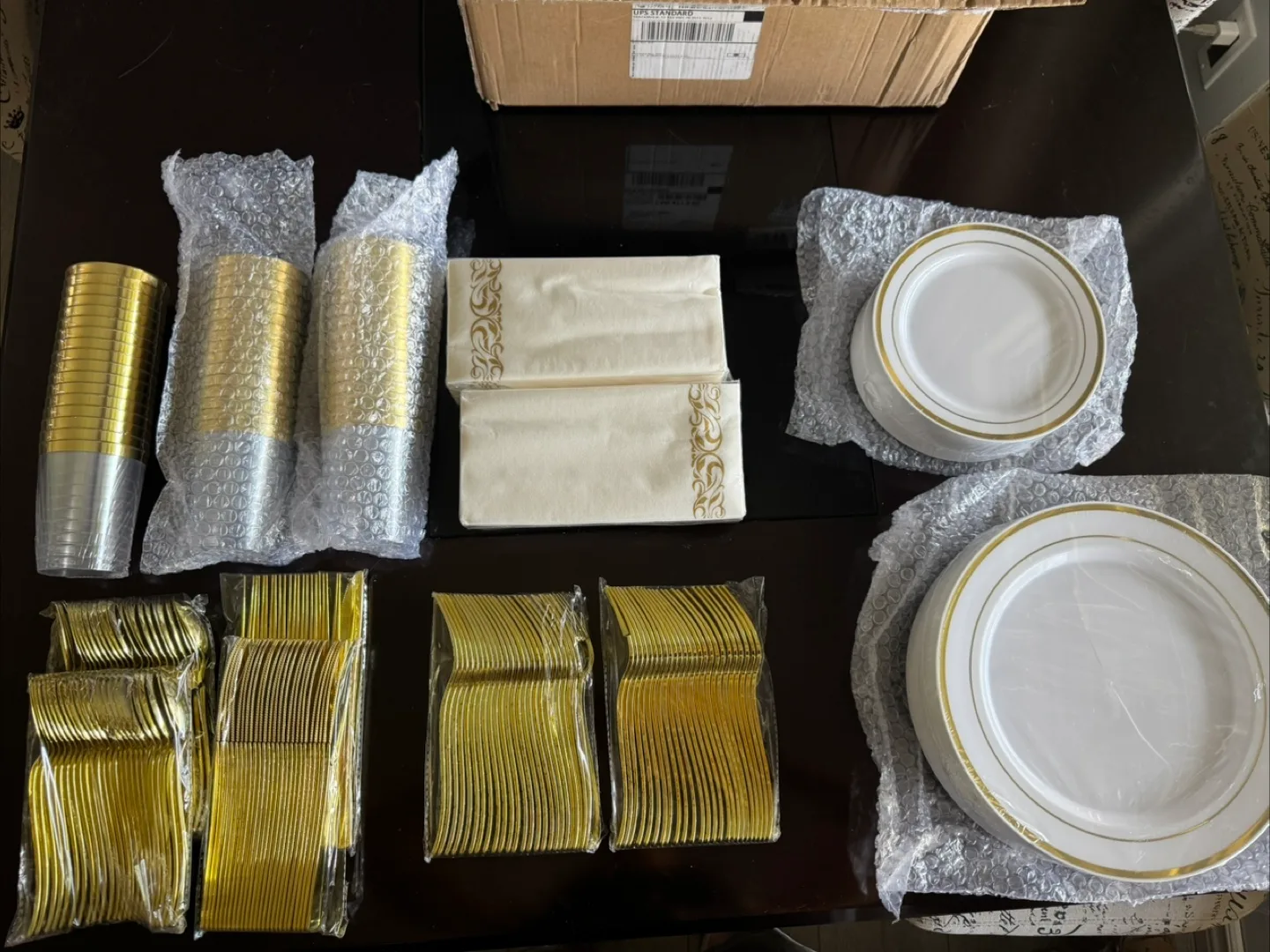 GOLDEN PLASTIC DINNERWARE SET 50 GUESTS thumbnail