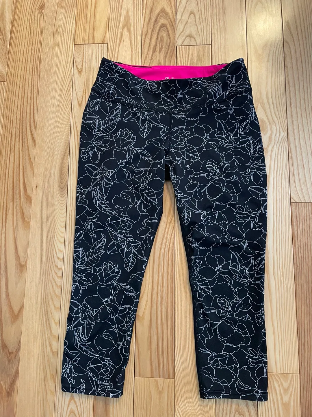 GapFit Womens Cropped Leggings, Black Floral Print, Size M thumbnail