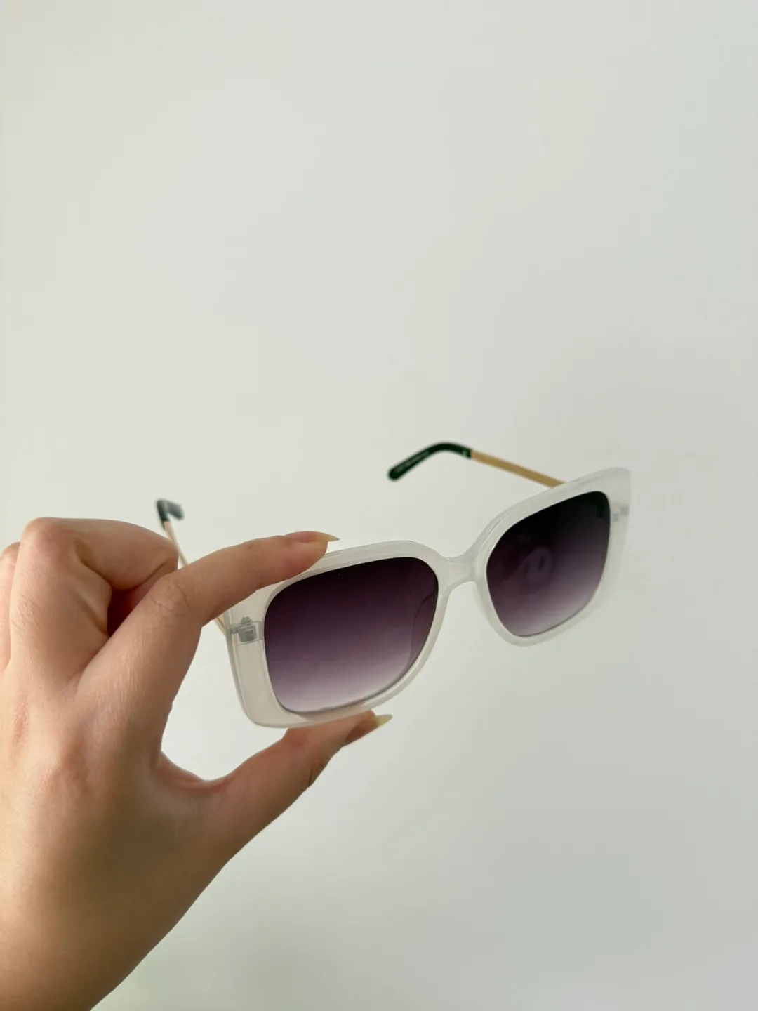 White Sunglasses image indicator(3)