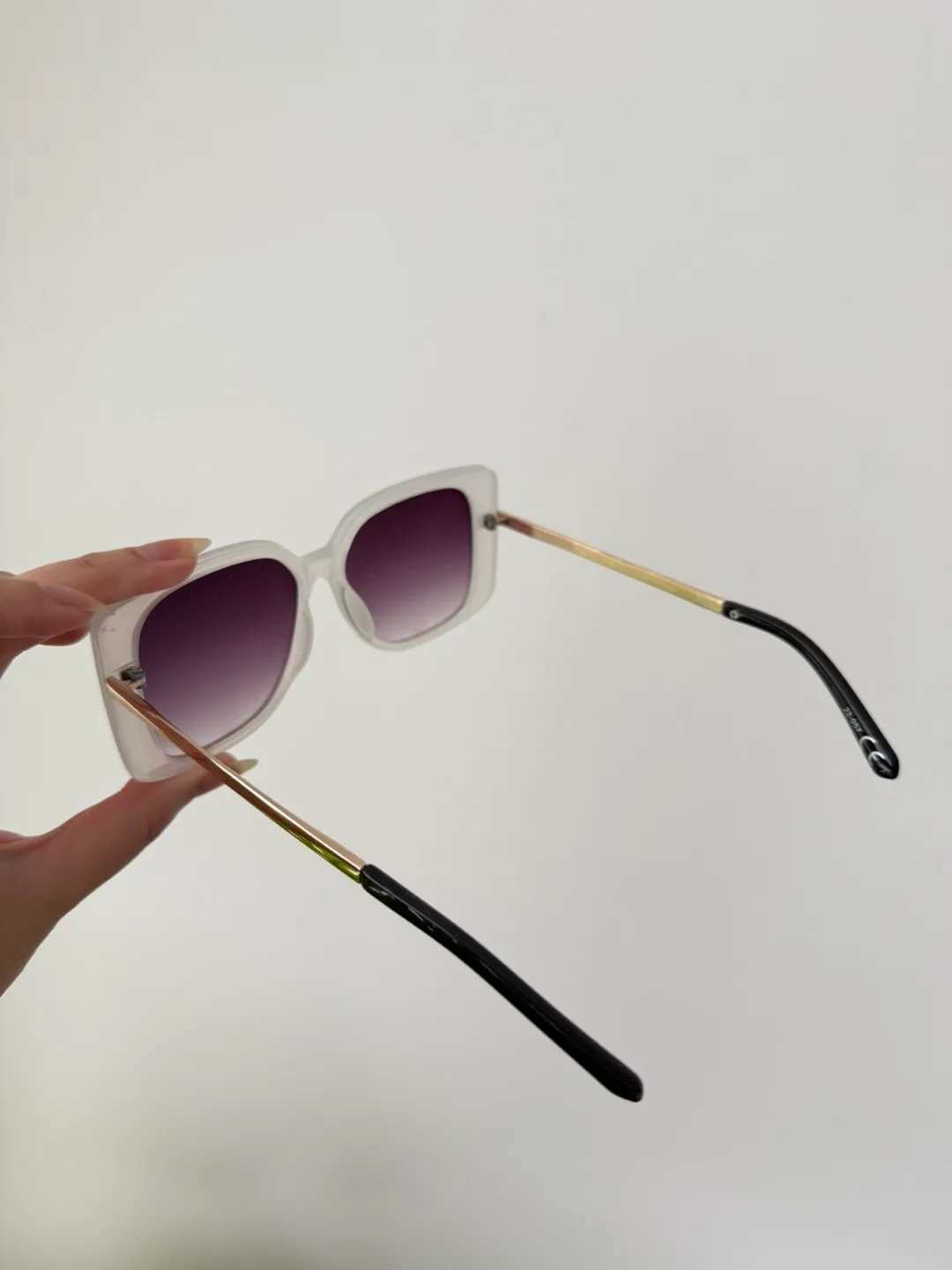 White Sunglasses image indicator(2)