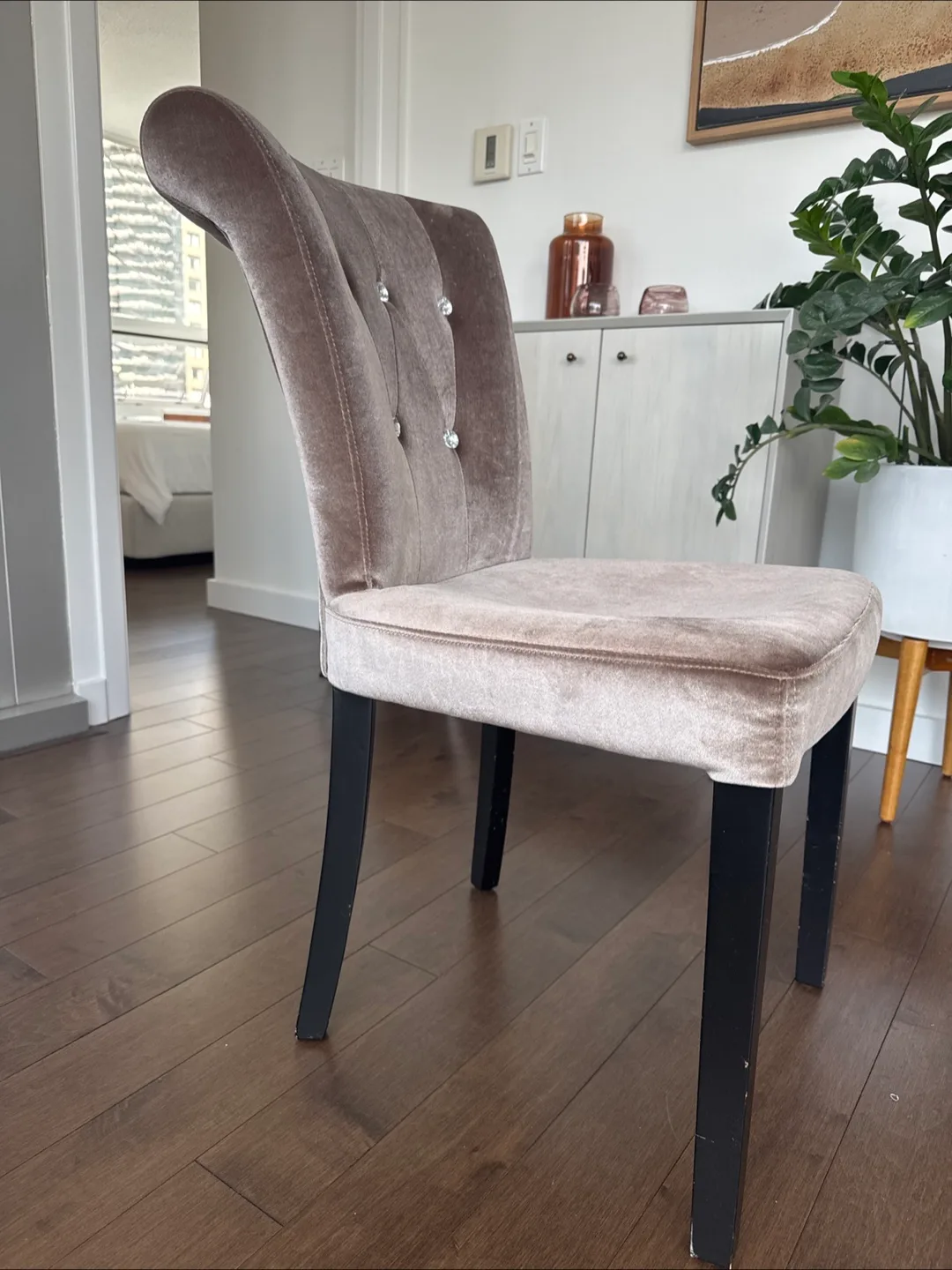 Velvet Dining Chair with Crystal Buttons image indicator(2)