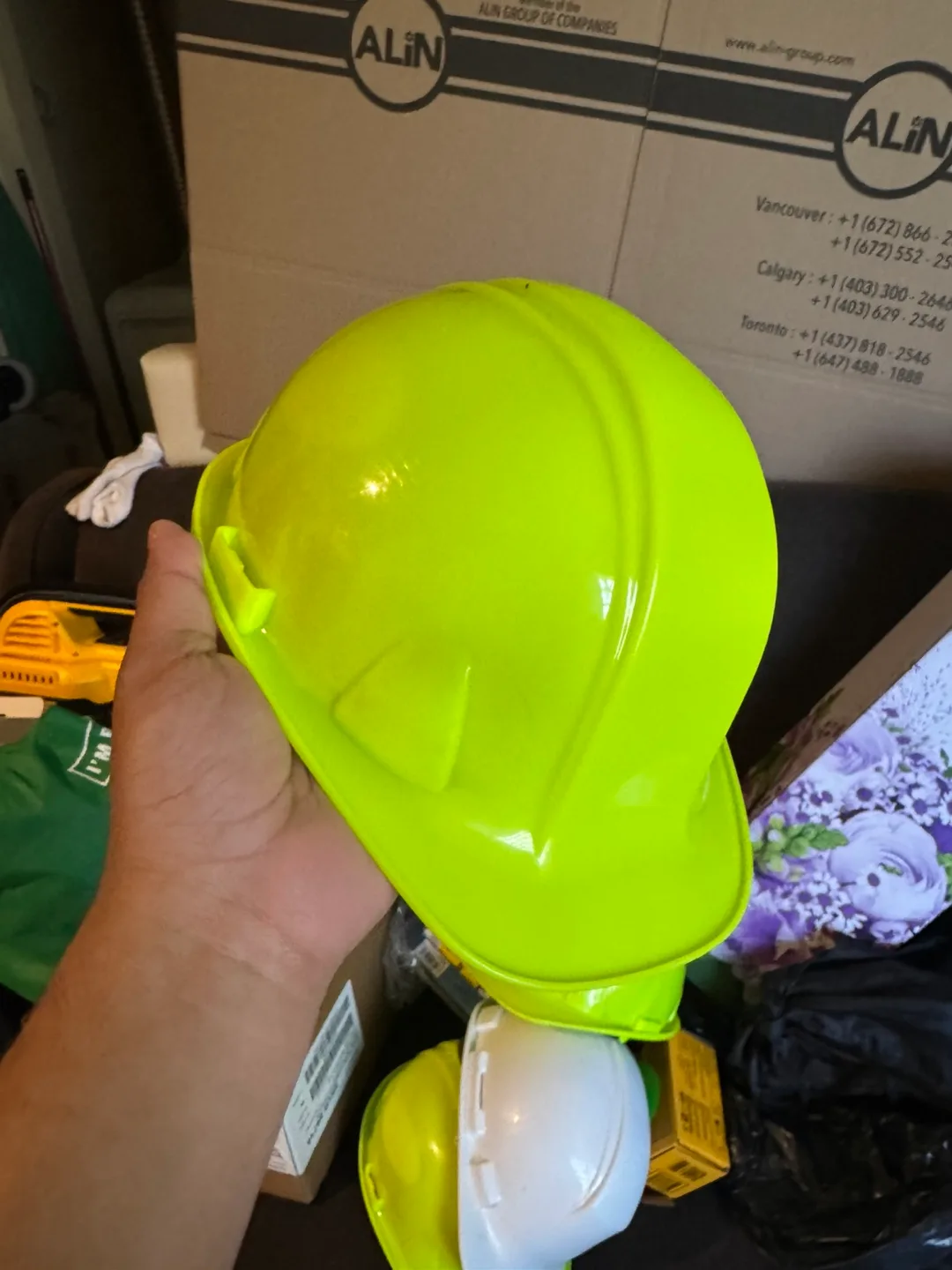Safety items bundle: Alert horn & hard hats thumbnail
